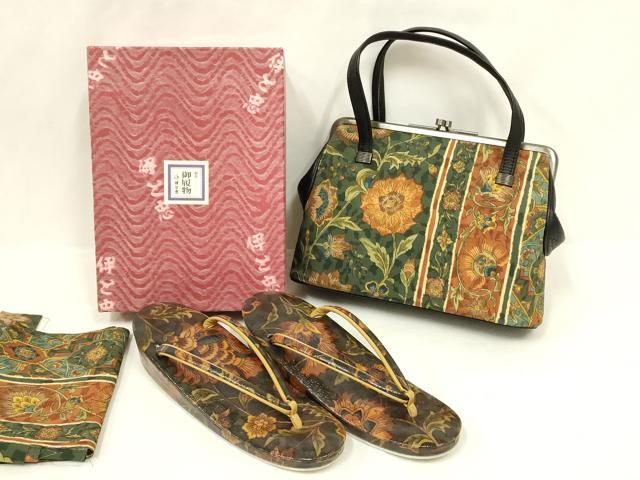 ■■■　サイズ　■■■ 【バッグ】 横　　　25cm 縦　　　17cm　取っ手込み　30cm 奥行き　7.5cm 【草　履】 長さ　　 23.5cm 幅　　　 7.5cm 踵高さ　 4.5cm ■■■　商品詳細　■■■ 状態は参考画像のように所々に薄い汚れがございます。 大変上質な逸品になります。 お安く出品致しますので、是非この機会にいかがでしょうか？ ■■■　注意事項　■■■ ■モニター発色の具合により色合いが異なる場合がございます。 ■寸法は多少の誤差が生じる場合がございますのでご了承ください。 ■縫込みの長さが左右非対称の場合は短い部分を記載しております。 左右非対称であってもご返品・お値引き等の保証は出来かねますので、ご了承の上ご購入をお願い致します。 ■シミ等のチェックには注意を払っておりますが、見落としがある場合もございますし、個人の見解も様々ですので神経質な方のご購入はお控えください。 ■箪笥に入っておりました着物や帯なので畳みシワや匂いがあるものもございます。 ■お休みは基本的に土日祝となりますが、その他臨時でお休みする場合がございますのでご了承ください。 ■商品の発送は平日のみの発送となります。 ■夜間と土曜、日曜日はお問い合わせの回答が遅れる場合がございます。 ■当店では、お直し、紋入れ、お手入れ等は承っておりません。 ■生地の状態（ヤケ、経年劣化等）によってはサイズ直しが出来ない場合がございます。 その点もどうかご了承のうえ、ご購入をお願いいたします。 ■弊社で取り扱う商品は一点ものにつき、時期や在庫状況に応じて金額が変更となる場合がございます。 ■検針は行っておりません。予めご了承いただきますようお願いいたします。 ■【洗える着物】と記載のある商品におきましては、商品お届け後に洗濯を行ってしまってからのご返品にはご対応しかねます。 念の為、専門店でのお手入れをお願いいたします。 ■写真に写っている物が全てになります。それ以外の付属品はございませんのでご了承ください。 ■状態に関する写真につきましては、掲載可能な写真枚数に限りがあるため、各箇所につき1枚参考画像を掲載しております。 ■着物のサイズ目安は下記を参考ください↓ ＜女性着物＞　お端折り次第で＋5cm　−1cmが着用可能サイズ 　例）身丈170cmの場合、身長160cm〜175cm ＜男性着物＞　身丈＋約25cm〜27cm程が適応身長 　例）身丈155cmの場合、身長180〜182cm