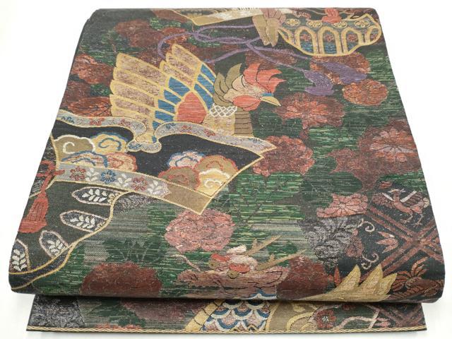 ■■■　サイズ　■■■ 長さ 438cm 幅 30.5cm程 ■■■　商品詳細　■■■ 【正絹】 状態は締めてはおりますが 特に目立ったシミ汚れなどもなく大変良い状態です。 大変上質な逸品になります。 お安く出品致しますので、是非この機会にいかがでしょうか？ ※保管臭がございます。 ■■■　注意事項　■■■ ■モニター発色の具合により色合いが異なる場合がございます。 ■寸法は多少の誤差が生じる場合がございますのでご了承ください。 ■縫込みの長さが左右非対称の場合は短い部分を記載しております。 左右非対称であってもご返品・お値引き等の保証は出来かねますので、ご了承の上ご購入をお願い致します。 ■シミ等のチェックには注意を払っておりますが、見落としがある場合もございますし、個人の見解も様々ですので神経質な方のご購入はお控えください。 ■箪笥に入っておりました着物や帯なので畳みシワや匂いがあるものもございます。 ■お休みは基本的に土日祝となりますが、その他臨時でお休みする場合がございますのでご了承ください。 ■商品の発送は平日のみの発送となります。 ■夜間と土曜、日曜日はお問い合わせの回答が遅れる場合がございます。 ■当店では、お直し、紋入れ、お手入れ等は承っておりません。 ■生地の状態（ヤケ、経年劣化等）によってはサイズ直しが出来ない場合がございます。 その点もどうかご了承のうえ、ご購入をお願いいたします。 ■弊社で取り扱う商品は一点ものにつき、時期や在庫状況に応じて金額が変更となる場合がございます。 ■検針は行っておりません。予めご了承いただきますようお願いいたします。 ■【洗える着物】と記載のある商品におきましては、商品お届け後に洗濯を行ってしまってからのご返品にはご対応しかねます。 念の為、専門店でのお手入れをお願いいたします。 ■写真に写っている物が全てになります。それ以外の付属品はございませんのでご了承ください。 ■状態に関する写真につきましては、掲載可能な写真枚数に限りがあるため、各箇所につき1枚参考画像を掲載しております。 ■着物のサイズ目安は下記を参考ください↓ ＜女性着物＞　お端折り次第で＋5cm　−1cmが着用可能サイズ 　例）身丈170cmの場合、身長160cm〜175cm ＜男性着物＞　身丈＋約25cm〜27cm程が適応身長 　例）身丈155cmの場合、身長180〜182cm