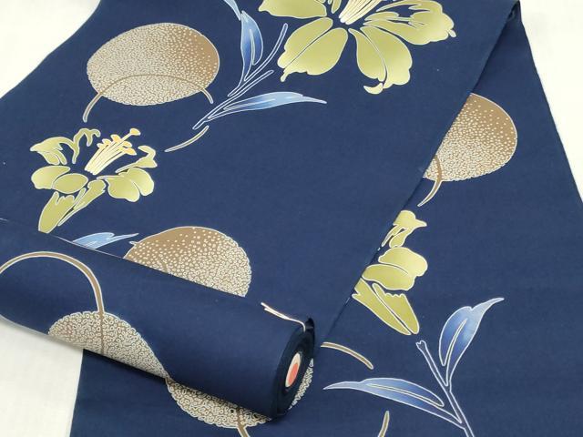 ■■■　サイズ　■■■ 長さ　　着尺分あり 幅　　　約37cm ■■■　商品詳細　■■■ 【綿・未使用】 状態は接写画像のように表地中程にヤケがございます。 大変上質な逸品になります。 お安く出品致しますので、是非この機会にいかがでしょうか？ ■■■　注意事項　■■■ ■モニター発色の具合により色合いが異なる場合がございます。 ■寸法は多少の誤差が生じる場合がございますのでご了承ください。 ■縫込みの長さが左右非対称の場合は短い部分を記載しております。 左右非対称であってもご返品・お値引き等の保証は出来かねますので、ご了承の上ご購入をお願い致します。 ■シミ等のチェックには注意を払っておりますが、見落としがある場合もございますし、個人の見解も様々ですので神経質な方のご購入はお控えください。 ■箪笥に入っておりました着物や帯なので畳みシワや匂いがあるものもございます。 ■お休みは基本的に土日祝となりますが、その他臨時でお休みする場合がございますのでご了承ください。 ■商品の発送は平日のみの発送となります。 ■夜間と土曜、日曜日はお問い合わせの回答が遅れる場合がございます。 ■当店では、お直し、紋入れ、お手入れ等は承っておりません。 ■生地の状態（ヤケ、経年劣化等）によってはサイズ直しが出来ない場合がございます。 その点もどうかご了承のうえ、ご購入をお願いいたします。 ■弊社で取り扱う商品は一点ものにつき、時期や在庫状況に応じて金額が変更となる場合がございます。 ■検針は行っておりません。予めご了承いただきますようお願いいたします。 ■【洗える着物】と記載のある商品におきましては、商品お届け後に洗濯を行ってしまってからのご返品にはご対応しかねます。 念の為、専門店でのお手入れをお願いいたします。 ■写真に写っている物が全てになります。それ以外の付属品はございませんのでご了承ください。 ■状態に関する写真につきましては、掲載可能な写真枚数に限りがあるため、各箇所につき1枚参考画像を掲載しております。 ■着物のサイズ目安は下記を参考ください↓ ＜女性着物＞　お端折り次第で＋5cm　−1cmが着用可能サイズ 　例）身丈170cmの場合、身長160cm〜175cm ＜男性着物＞　身丈＋約25cm〜27cm程が適応身長 　例）身丈155cmの場合、身長180〜182cm