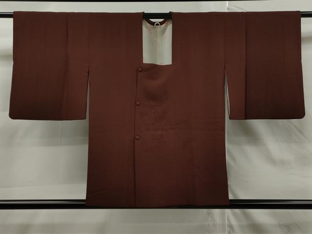 ■■■　サイズ　■■■ 身丈 77.5cm（肩から） 裄丈 61cm 袖丈 44.5cm　縫込み 7.5cm 袖幅 31cm 前幅 20.5cm 後幅 29cm 裄 お袖側 約4.5cm　身頃側 約5.5cm ■■■　商品詳細　■■■ 【正絹】 状態は特に目立ったシミ汚れなどもなく大変良い状態です。 大変上質な逸品になります。 お安く出品致しますので、是非この機会にいかがでしょうか？ ■■■　注意事項　■■■ ■モニター発色の具合により色合いが異なる場合がございます。 ■寸法は多少の誤差が生じる場合がございますのでご了承ください。 ■縫込みの長さが左右非対称の場合は短い部分を記載しております。 左右非対称であってもご返品・お値引き等の保証は出来かねますので、ご了承の上ご購入をお願い致します。 ■シミ等のチェックには注意を払っておりますが、見落としがある場合もございますし、個人の見解も様々ですので神経質な方のご購入はお控えください。 ■箪笥に入っておりました着物や帯なので畳みシワや匂いがあるものもございます。 ■お休みは基本的に土日祝となりますが、その他臨時でお休みする場合がございますのでご了承ください。 ■商品の発送は平日のみの発送となります。 ■夜間と土曜、日曜日はお問い合わせの回答が遅れる場合がございます。 ■当店では、お直し、紋入れ、お手入れ等は承っておりません。 ■生地の状態（ヤケ、経年劣化等）によってはサイズ直しが出来ない場合がございます。 その点もどうかご了承のうえ、ご購入をお願いいたします。 ■弊社で取り扱う商品は一点ものにつき、時期や在庫状況に応じて金額が変更となる場合がございます。 ■検針は行っておりません。予めご了承いただきますようお願いいたします。 ■【洗える着物】と記載のある商品におきましては、商品お届け後に洗濯を行ってしまってからのご返品にはご対応しかねます。 念の為、専門店でのお手入れをお願いいたします。 ■着物のサイズ目安は下記を参考ください↓ ＜女性着物＞　お端折り次第で＋5cm　−1cmが着用可能サイズ 　例）身丈170cmの場合、身長160cm〜175cm ＜男性着物＞　身丈＋約25cm〜27cm程が適応身長 　例）身丈155cmの場合、身長180〜182cm
