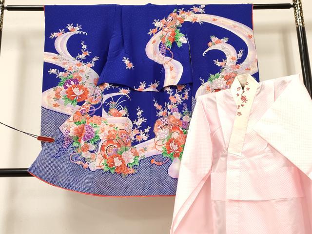 ■■■　サイズ　■■■ 【祝着】 身丈 89cm（肩から） 裄丈 49cm（肩上げ　4.5cm） 袖丈 73.5cm　縫込み 1cm 袖幅 33cm 前幅 18.5cm 後幅 25.5cm 着物縫いこみ 内揚げ 0cm （腰上げ　15cm） 裄 お袖側 約1.5cm　身頃側 約1.5cm 【長襦袢】 身丈 83cm（肩から） 裄丈 48.5cm（肩上げ　3.5cm） 袖丈 73.5cm　縫込み 2cm 袖幅 31cm 前幅 27.5cm 後幅 25cm 着物縫いこみ 内揚げ 0cm （腰上げ　10cm） 裄 お袖側 約1cm　身頃側 約0cm ■■■　商品詳細　■■■ 着物【化繊・重ね衿：取り外し可能】の 状態は接写画像のように両袖前後に薄い汚れがございますが その他特に目立ったシミ汚れなどもなく大変良い状態です。 長襦袢【化繊】の状態は接写画像のように表地所々・裏地・半衿に薄い汚れがございます。 お安く出品致しますので、是非この機会にいかがでしょうか？ ※ご自身で洗濯された場合の保証はできかねます。専門店にご相談ください。 ■■■　注意事項　■■■ ■モニター発色の具合により色合いが異なる場合がございます。 ■寸法は多少の誤差が生じる場合がございますのでご了承ください。 ■縫込みの長さが左右非対称の場合は短い部分を記載しております。 左右非対称であってもご返品・お値引き等の保証は出来かねますので、ご了承の上ご購入をお願い致します。 ■シミ等のチェックには注意を払っておりますが、見落としがある場合もございますし、個人の見解も様々ですので神経質な方のご購入はお控えください。 ■箪笥に入っておりました着物や帯なので畳みシワや匂いがあるものもございます。 ■お休みは基本的に土日祝となりますが、その他臨時でお休みする場合がございますのでご了承ください。 ■商品の発送は平日のみの発送となります。 ■夜間と土曜、日曜日はお問い合わせの回答が遅れる場合がございます。 ■当店では、お直し、紋入れ、お手入れ等は承っておりません。 ■生地の状態（ヤケ、経年劣化等）によってはサイズ直しが出来ない場合がございます。 その点もどうかご了承のうえ、ご購入をお願いいたします。 ■弊社で取り扱う商品は一点ものにつき、時期や在庫状況に応じて金額が変更となる場合がございます。 ■検針は行っておりません。予めご了承いただきますようお願いいたします。 ■【洗える着物】と記載のある商品におきましては、商品お届け後に洗濯を行ってしまってからのご返品にはご対応しかねます。 念の為、専門店でのお手入れをお願いいたします。 ■着物のサイズ目安は下記を参考ください↓ ＜女性着物＞　お端折り次第で＋5cm　−1cmが着用可能サイズ 　例）身丈170cmの場合、身長160cm〜175cm ＜男性着物＞　身丈＋約25cm〜27cm程が適応身長 　例）身丈155cmの場合、身長180〜182cm