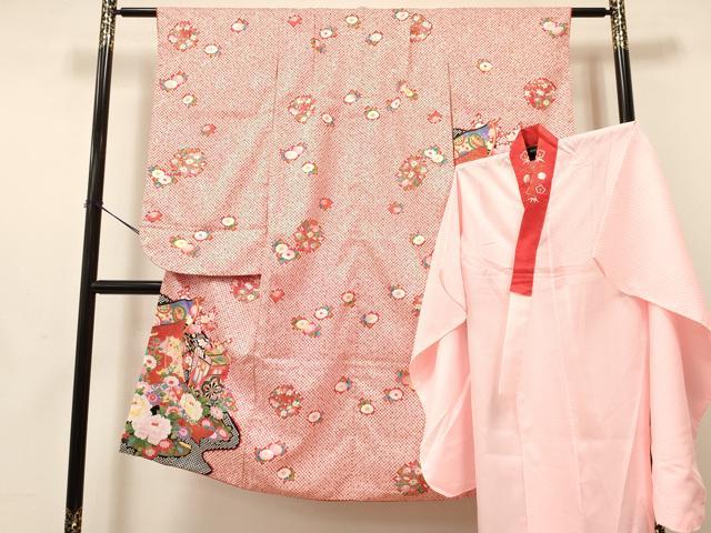■■■　サイズ　■■■ 【祝着】 身丈 130.5cm（肩から） 裄丈 56.5cm（肩上げ　1.5cm） 袖丈 75cm　縫込み 2.5cm 袖幅 33.5cm 前幅 19.5cm 後幅 27cm 着物縫いこみ 内揚げ 0cm （腰上げ　0cm） 裄 お袖側 約1cm　身頃側 約0cm 【長襦袢】 身丈 103cm（肩から） 裄丈 56cm（肩上げ　0cm） 袖丈 73.5cm　縫込み 1.5cm 袖幅 31.5cm 前幅 19.5cm 後幅 25cm 着物縫いこみ 内揚げ 0cm （腰上げ　0cm） 裄 お袖側 約2.5cm　身頃側 約2.5cm ■■■　商品詳細　■■■ 着物・長襦袢【化繊・重ね衿：取り外し可能】ともに 状態は特に目立ったシミ汚れなどもなく大変良い状態です。 お安く出品致しますので、是非この機会にいかがでしょうか？ ※ご自身で洗濯された場合の保証はできかねます。専門店にご相談ください。 ※襦袢の肩上げと腰上げがされておりません。 ※着物衿裏・襦袢衿裏にペン書きがございます。 ■■■　注意事項　■■■ ■モニター発色の具合により色合いが異なる場合がございます。 ■寸法は多少の誤差が生じる場合がございますのでご了承ください。 ■縫込みの長さが左右非対称の場合は短い部分を記載しております。 左右非対称であってもご返品・お値引き等の保証は出来かねますので、ご了承の上ご購入をお願い致します。 ■シミ等のチェックには注意を払っておりますが、見落としがある場合もございますし、個人の見解も様々ですので神経質な方のご購入はお控えください。 ■箪笥に入っておりました着物や帯なので畳みシワや匂いがあるものもございます。 ■お休みは基本的に土日祝となりますが、その他臨時でお休みする場合がございますのでご了承ください。 ■商品の発送は平日のみの発送となります。 ■夜間と土曜、日曜日はお問い合わせの回答が遅れる場合がございます。 ■当店では、お直し、紋入れ、お手入れ等は承っておりません。 ■生地の状態（ヤケ、経年劣化等）によってはサイズ直しが出来ない場合がございます。 その点もどうかご了承のうえ、ご購入をお願いいたします。 ■弊社で取り扱う商品は一点ものにつき、時期や在庫状況に応じて金額が変更となる場合がございます。 ■検針は行っておりません。予めご了承いただきますようお願いいたします。 ■【洗える着物】と記載のある商品におきましては、商品お届け後に洗濯を行ってしまってからのご返品にはご対応しかねます。 念の為、専門店でのお手入れをお願いいたします。 ■着物のサイズ目安は下記を参考ください↓ ＜女性着物＞　お端折り次第で＋5cm　−1cmが着用可能サイズ 　例）身丈170cmの場合、身長160cm〜175cm ＜男性着物＞　身丈＋約25cm〜27cm程が適応身長 　例）身丈155cmの場合、身長180〜182cm