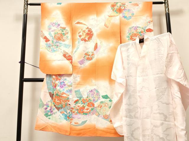 ■■■　サイズ　■■■ 【祝着】 身丈 128.5cm（肩から） 裄丈 55.5cm（肩上げ　0cm） 袖丈 73cm　縫込み 2cm 袖幅 32cm 前幅 16.5cm 後幅 23.5cm 着物縫いこみ 内揚げ 0cm （腰上げ　0cm） 裄 お袖側 約1.5cm　身頃側 約1cm 【長襦袢】 身丈 112cm（肩から） 裄丈 54cm（肩上げ　0cm） 袖丈 72.5cm　縫込み 1.5cm 袖幅 31.5cm 前幅 17.5cm 後幅 23cm 着物縫いこみ 内揚げ 0cm （腰上げ　0cm） 裄 お袖側 約1.5cm　身頃側 約1cm ■■■　商品詳細　■■■ 着物【正絹・重ね衿：取り外し可能】の状態は接写画像のように 後身頃・下前おくみ・衿に薄い汚れがございますが その他特に目立ったシミ汚れなどもなく大変良い状態です。 長襦袢【化繊】の状態は接写画像のように上前・裏地・右袖前後に薄い汚れがございますが その他特に目立ったシミ汚れなどもなく大変良い状態です。 大変上質な逸品になります。 お安く出品致しますので、是非この機会にいかがでしょうか？ ※着物・襦袢共に肩上げと腰上げがされておりません。 ■■■　注意事項　■■■ ■モニター発色の具合により色合いが異なる場合がございます。 ■寸法は多少の誤差が生じる場合がございますのでご了承ください。 ■縫込みの長さが左右非対称の場合は短い部分を記載しております。 左右非対称であってもご返品・お値引き等の保証は出来かねますので、ご了承の上ご購入をお願い致します。 ■シミ等のチェックには注意を払っておりますが、見落としがある場合もございますし、個人の見解も様々ですので神経質な方のご購入はお控えください。 ■箪笥に入っておりました着物や帯なので畳みシワや匂いがあるものもございます。 ■お休みは基本的に土日祝となりますが、その他臨時でお休みする場合がございますのでご了承ください。 ■商品の発送は平日のみの発送となります。 ■夜間と土曜、日曜日はお問い合わせの回答が遅れる場合がございます。 ■当店では、お直し、紋入れ、お手入れ等は承っておりません。 ■生地の状態（ヤケ、経年劣化等）によってはサイズ直しが出来ない場合がございます。 その点もどうかご了承のうえ、ご購入をお願いいたします。 ■弊社で取り扱う商品は一点ものにつき、時期や在庫状況に応じて金額が変更となる場合がございます。 ■検針は行っておりません。予めご了承いただきますようお願いいたします。 ■【洗える着物】と記載のある商品におきましては、商品お届け後に洗濯を行ってしまってからのご返品にはご対応しかねます。 念の為、専門店でのお手入れをお願いいたします。 ■着物のサイズ目安は下記を参考ください↓ ＜女性着物＞　お端折り次第で＋5cm　−1cmが着用可能サイズ 　例）身丈170cmの場合、身長160cm〜175cm ＜男性着物＞　身丈＋約25cm〜27cm程が適応身長 　例）身丈155cmの場合、身長180〜182cm