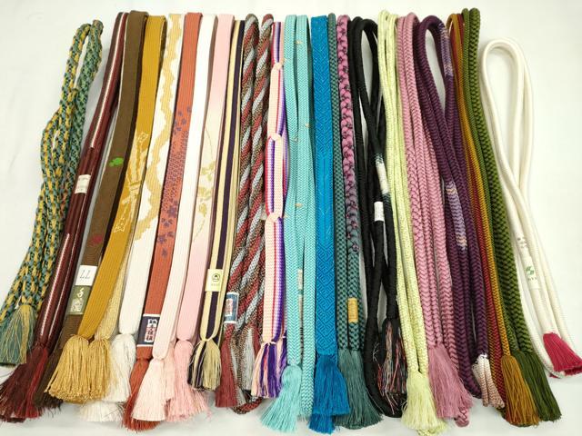 ■■■　商品詳細　■■■ ※こちらのお品はまとめての出品となりますので、 汚れ・サイズ等の詳細は記載しておりません。 ご理解の上でのご入札をお願い致します。 大変上質な逸品になります。 お安く出品致しますので、是非この機会にいかがでしょうか？ ■■■　注意事項　■■■ ■モニター発色の具合により色合いが異なる場合がございます。 ■寸法は多少の誤差が生じる場合がございますのでご了承ください。 ■縫込みの長さが左右非対称の場合は短い部分を記載しております。 左右非対称であってもご返品・お値引き等の保証は出来かねますので、ご了承の上ご購入をお願い致します。 ■シミ等のチェックには注意を払っておりますが、見落としがある場合もございますし、個人の見解も様々ですので神経質な方のご購入はお控えください。 ■箪笥に入っておりました着物や帯なので畳みシワや匂いがあるものもございます。 ■お休みは基本的に土日祝となりますが、その他臨時でお休みする場合がございますのでご了承ください。 ■商品の発送は平日のみの発送となります。 ■夜間と土曜、日曜日はお問い合わせの回答が遅れる場合がございます。 ■当店では、お直し、紋入れ、お手入れ等は承っておりません。 ■生地の状態（ヤケ、経年劣化等）によってはサイズ直しが出来ない場合がございます。 その点もどうかご了承のうえ、ご購入をお願いいたします。 ■弊社で取り扱う商品は一点ものにつき、時期や在庫状況に応じて金額が変更となる場合がございます。 ■検針は行っておりません。予めご了承いただきますようお願いいたします。 ■【洗える着物】と記載のある商品におきましては、商品お届け後に洗濯を行ってしまってからのご返品にはご対応しかねます。 念の為、専門店でのお手入れをお願いいたします。 ■着物のサイズ目安は下記を参考ください↓ ＜女性着物＞　お端折り次第で＋5cm　−1cmが着用可能サイズ 　例）身丈170cmの場合、身長160cm〜175cm ＜男性着物＞　身丈＋約25cm〜27cm程が適応身長 　例）身丈155cmの場合、身長180〜182cm