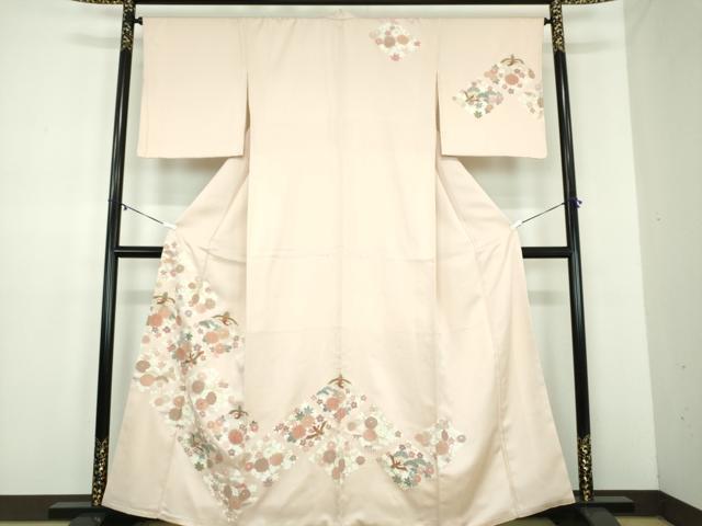 ■■■　サイズ　■■■ 身丈 161cm（肩から） 裄丈 65cm 袖丈 49cm　縫込み 6.5cm 袖幅 34cm 前幅 23.5cm 後幅 29.5cm 着物縫いこみ 内揚げ 8cm 裄 お袖側 約1cm　身頃側 約2cm ■■■　商品詳細　■■■ 【正絹・重ね衿:取り外し可能】 状態は特に目立ったシミ汚れなどもなく大変良い状態です。 大変上質な逸品になります。 お安く出品致しますので、是非この機会にいかがでしょうか？ ■■■　注意事項　■■■ ■モニター発色の具合により色合いが異なる場合がございます。 ■寸法は多少の誤差が生じる場合がございますのでご了承ください。 ■縫込みの長さが左右非対称の場合は短い部分を記載しております。 左右非対称であってもご返品・お値引き等の保証は出来かねますので、ご了承の上ご購入をお願い致します。 ■シミ等のチェックには注意を払っておりますが、見落としがある場合もございますし、個人の見解も様々ですので神経質な方のご購入はお控えください。 ■箪笥に入っておりました着物や帯なので畳みシワや匂いがあるものもございます。 ■お休みは基本的に土日祝となりますが、その他臨時でお休みする場合がございますのでご了承ください。 ■商品の発送は平日のみの発送となります。 ■夜間と土曜、日曜日はお問い合わせの回答が遅れる場合がございます。 ■当店では、お直し、紋入れ、お手入れ等は承っておりません。 ■生地の状態（ヤケ、経年劣化等）によってはサイズ直しが出来ない場合がございます。 その点もどうかご了承のうえ、ご購入をお願いいたします。 ■弊社で取り扱う商品は一点ものにつき、時期や在庫状況に応じて金額が変更となる場合がございます。 ■検針は行っておりません。予めご了承いただきますようお願いいたします。 ■【洗える着物】と記載のある商品におきましては、商品お届け後に洗濯を行ってしまってからのご返品にはご対応しかねます。 念の為、専門店でのお手入れをお願いいたします。 ■着物のサイズ目安は下記を参考ください↓ ＜女性着物＞　お端折り次第で＋5cm　−1cmが着用可能サイズ 　例）身丈170cmの場合、身長160cm〜175cm ＜男性着物＞　身丈＋約25cm〜27cm程が適応身長 　例）身丈155cmの場合、身長180〜182cm