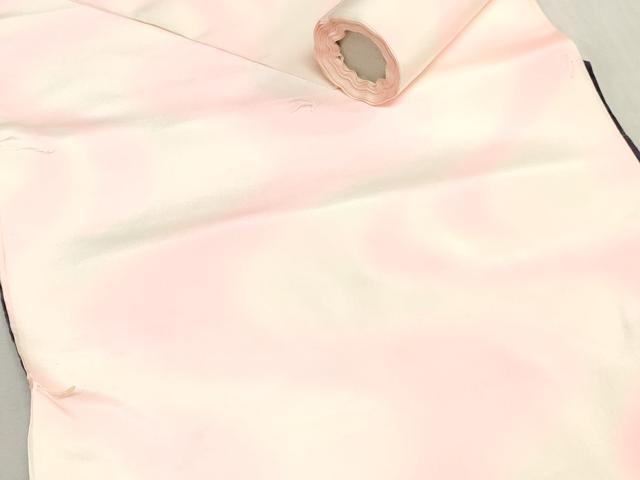 ■■■　サイズ　■■■ 長さ　　着尺分あり 幅　　　約36cm ■■■　商品詳細　■■■ 【正絹・未使用】 状態は接写画像のように表地所々・裏面所々に薄い汚れがございます。 大変上質な逸品になります。 お安く出品致しますので、是非この機会にいかがでしょうか？ ■■■　注意事項　■■■ ■モニター発色の具合により色合いが異なる場合がございます。 ■寸法は多少の誤差が生じる場合がございますのでご了承ください。 ■縫込みの長さが左右非対称の場合は短い部分を記載しております。 左右非対称であってもご返品・お値引き等の保証は出来かねますので、ご了承の上ご購入をお願い致します。 ■シミ等のチェックには注意を払っておりますが、見落としがある場合もございますし、個人の見解も様々ですので神経質な方のご購入はお控えください。 ■箪笥に入っておりました着物や帯なので畳みシワや匂いがあるものもございます。 ■お休みは基本的に土日祝となりますが、その他臨時でお休みする場合がございますのでご了承ください。 ■商品の発送は平日のみの発送となります。 ■夜間と土曜、日曜日はお問い合わせの回答が遅れる場合がございます。 ■当店では、お直し、紋入れ、お手入れ等は承っておりません。 ■生地の状態（ヤケ、経年劣化等）によってはサイズ直しが出来ない場合がございます。 その点もどうかご了承のうえ、ご購入をお願いいたします。 ■弊社で取り扱う商品は一点ものにつき、時期や在庫状況に応じて金額が変更となる場合がございます。 ■検針は行っておりません。予めご了承いただきますようお願いいたします。 ■【洗える着物】と記載のある商品におきましては、商品お届け後に洗濯を行ってしまってからのご返品にはご対応しかねます。 念の為、専門店でのお手入れをお願いいたします。 ■写真に写っている物が全てになります。それ以外の付属品はございませんのでご了承ください。 ■状態に関する写真につきましては、掲載可能な写真枚数に限りがあるため、各箇所につき1枚参考画像を掲載しております。 ■着物のサイズ目安は下記を参考ください↓ ＜女性着物＞　お端折り次第で＋5cm　−1cmが着用可能サイズ 　例）身丈170cmの場合、身長160cm〜175cm ＜男性着物＞　身丈＋約25cm〜27cm程が適応身長 　例）身丈155cmの場合、身長180〜182cm