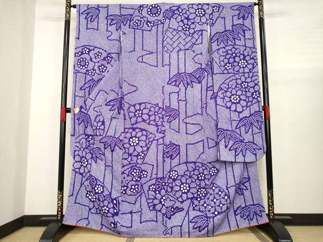 ■■■　サイズ　■■■ 身丈 165cm（肩から） 裄丈 64cm 袖丈 113cm　縫込み 2cm 袖幅 32.5cm 前幅 23cm 後幅 29cm 着物縫いこみ 内揚げ 0cm 裄 お袖側 約2cm　身頃側 約2cm ■■■　商品詳細　■■■ 【正絹】 状態は接写画像のように右袖前にシミがございますが その他特に目立ったシミ汚れなどもなく大変良い状態です。 大変上質な逸品になります。 お安く出品致しますので、是非この機会にいかがでしょうか？ ■■■　注意事項　■■■ ■モニター発色の具合により色合いが異なる場合がございます。 ■寸法は多少の誤差が生じる場合がございますのでご了承ください。 ■シミ等のチェックには注意を払っておりますが、見落としがある場合もございますし、個人の見解も様々ですので神経質な方のご購入はお控えください。 ■箪笥に入っておりました着物や帯なので畳みシワや匂いがあるものもございます。 ■お休みは基本的に土日祝となりますが、その他臨時でお休みする場合がございますのでご了承ください。 ■商品の発送は平日のみの発送となります。 ■夜間と土曜、日曜日はお問い合わせの回答が遅れる場合がございます。 ■当店では、お直し、紋入れ、お手入れ等は承っておりません。 ■生地の状態（ヤケ、経年劣化等）によってはサイズ直しが出来ない場合がございます。 その点もどうかご了承のうえ、ご購入をお願いいたします。 ■着物のサイズ目安は下記を参考ください↓ ＜女性着物＞　身長-10cm+5cmが着用可能サイズ(お端折り次第) 　例）身長160cmの方→着物身丈150cm〜165cm ＜男性着物＞　身長-27cm ±5cmが着用可能サイズ 　例）身長170cmの方→着物身丈138cm〜148cm