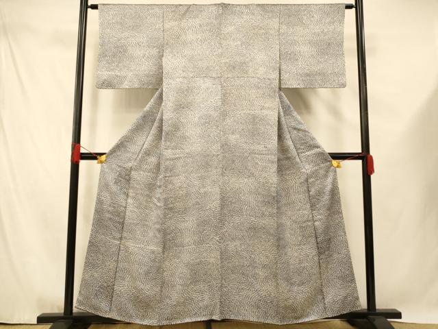 ■■■　サイズ　■■■ 身丈 155cm（肩から） 裄丈 62cm 袖丈 45cm　縫込み 4cm 袖幅 32cm 前幅 23cm 後幅 29cm 着物縫いこみ 内揚げ 2cm 裄 お袖側 約3.5cm　身頃側 約5cm ■■■　商品詳細　■■■ 【正絹】 状態は画像を添付しておりますので、そちらをご確認下さいますよう宜しくお願い致します。 大変上質な逸品になります。 お安く出品致しますので、是非この機会にいかがでしょうか？ ■■■　注意事項　■■■ ■モニター発色の具合により色合いが異なる場合がございます。 ■寸法は多少の誤差が生じる場合がございますのでご了承ください。 ■縫込みの長さが左右非対称の場合は短い部分を記載しております。 左右非対称であってもご返品・お値引き等の保証は出来かねますので、ご了承の上ご購入をお願い致します。 ■シミ等のチェックには注意を払っておりますが、見落としがある場合もございますし、個人の見解も様々ですので神経質な方のご購入はお控えください。 ■箪笥に入っておりました着物や帯なので畳みシワや匂いがあるものもございます。 ■お休みは基本的に土日祝となりますが、その他臨時でお休みする場合がございますのでご了承ください。 ■商品の発送は平日のみの発送となります。 ■夜間と土曜、日曜日はお問い合わせの回答が遅れる場合がございます。 ■当店では、お直し、紋入れ、お手入れ等は承っておりません。 ■生地の状態（ヤケ、経年劣化等）によってはサイズ直しが出来ない場合がございます。 その点もどうかご了承のうえ、ご購入をお願いいたします。 ■弊社で取り扱う商品は一点ものにつき、時期や在庫状況に応じて金額が変更となる場合がございます。 ■検針は行っておりません。予めご了承いただきますようお願いいたします。 ■【洗える着物】と記載のある商品におきましては、商品お届け後に洗濯を行ってしまってからのご返品にはご対応しかねます。 念の為、専門店でのお手入れをお願いいたします。 ■着物のサイズ目安は下記を参考ください↓ ＜女性着物＞　お端折り次第で＋5cm　−1cmが着用可能サイズ 　例）身丈170cmの場合、身長160cm〜175cm ＜男性着物＞　身丈＋約25cm〜27cm程が適応身長 　例）身丈155cmの場合、身長180〜182cm