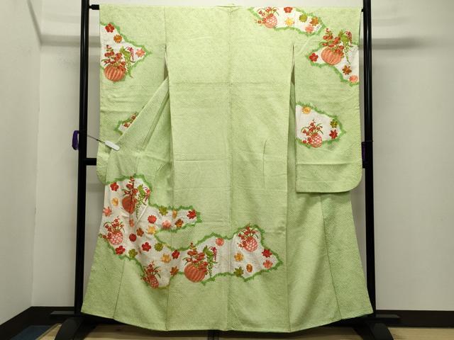 ■■■　サイズ　■■■ 身丈 159cm（肩から） 裄丈 64cm 袖丈 92.5cm　縫込み 4cm 袖幅 31.5cm 前幅 25.5cm 後幅 31cm 着物縫いこみ 内揚げ 1cm 裄 お袖側 約2.5cm　身頃側 約2.5cm ■■■　商品詳細　■■■ 【正絹】 状態は接写画像のように後身頃・上前・両袖・衿山に薄い汚れがございますが その他特に目立ったシミ汚れなどもなく大変良い状態です。 大変上質な逸品になります。 お安く出品致しますので、是非この機会にいかがでしょうか？ ■■■　注意事項　■■■ ■モニター発色の具合により色合いが異なる場合がございます。 ■寸法は多少の誤差が生じる場合がございますのでご了承ください。 ■縫込みの長さが左右非対称の場合は短い部分を記載しております。 左右非対称であってもご返品・お値引き等の保証は出来かねますので、ご了承の上ご購入をお願い致します。 ■シミ等のチェックには注意を払っておりますが、見落としがある場合もございますし、個人の見解も様々ですので神経質な方のご購入はお控えください。 ■箪笥に入っておりました着物や帯なので畳みシワや匂いがあるものもございます。 ■お休みは基本的に土日祝となりますが、その他臨時でお休みする場合がございますのでご了承ください。 ■商品の発送は平日のみの発送となります。 ■夜間と土曜、日曜日はお問い合わせの回答が遅れる場合がございます。 ■当店では、お直し、紋入れ、お手入れ等は承っておりません。 ■生地の状態（ヤケ、経年劣化等）によってはサイズ直しが出来ない場合がございます。 その点もどうかご了承のうえ、ご購入をお願いいたします。 ■弊社で取り扱う商品は一点ものにつき、時期や在庫状況に応じて金額が変更となる場合がございます。 ■検針は行っておりません。予めご了承いただきますようお願いいたします。 ■【洗える着物】と記載のある商品におきましては、商品お届け後に洗濯を行ってしまってからのご返品にはご対応しかねます。 念の為、専門店でのお手入れをお願いいたします。 ■着物のサイズ目安は下記を参考ください↓ ＜女性着物＞　お端折り次第で＋5cm　−1cmが着用可能サイズ 　例）身丈170cmの場合、身長160cm〜175cm ＜男性着物＞　身丈＋約25cm〜27cm程が適応身長 　例）身丈155cmの場合、身長180〜182cm