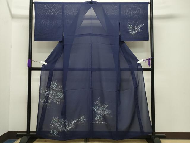 ■■■　サイズ　■■■ 身丈 157cm（肩から） 裄丈 66cm 袖丈 46cm　縫込み 4.5cm 袖幅 33.5cm 前幅 29cm 後幅 32.5cm 着物縫いこみ 内揚げ 2.5cm 裄 お袖側 約1cm　身頃側 約0cm ■■■　商品詳細　■■■ 【正絹】 状態は接写画像のように表地所々・衿山に薄い汚れがございます。 大変上質な逸品になりますのでぜひお手入れをされてお召しになられてはいかがでしょうか。 お安く出品致しますので、是非この機会にいかがでしょうか？ ■■■　注意事項　■■■ ■モニター発色の具合により色合いが異なる場合がございます。 ■寸法は多少の誤差が生じる場合がございますのでご了承ください。 ■縫込みの長さが左右非対称の場合は短い部分を記載しております。 左右非対称であってもご返品・お値引き等の保証は出来かねますので、ご了承の上ご購入をお願い致します。 ■シミ等のチェックには注意を払っておりますが、見落としがある場合もございますし、個人の見解も様々ですので神経質な方のご購入はお控えください。 ■箪笥に入っておりました着物や帯なので畳みシワや匂いがあるものもございます。 ■お休みは基本的に土日祝となりますが、その他臨時でお休みする場合がございますのでご了承ください。 ■商品の発送は平日のみの発送となります。 ■夜間と土曜、日曜日はお問い合わせの回答が遅れる場合がございます。 ■当店では、お直し、紋入れ、お手入れ等は承っておりません。 ■生地の状態（ヤケ、経年劣化等）によってはサイズ直しが出来ない場合がございます。 その点もどうかご了承のうえ、ご購入をお願いいたします。 ■弊社で取り扱う商品は一点ものにつき、時期や在庫状況に応じて金額が変更となる場合がございます。 ■検針は行っておりません。予めご了承いただきますようお願いいたします。 ■【洗える着物】と記載のある商品におきましては、商品お届け後に洗濯を行ってしまってからのご返品にはご対応しかねます。 念の為、専門店でのお手入れをお願いいたします。 ■着物のサイズ目安は下記を参考ください↓ ＜女性着物＞　お端折り次第で＋5cm　−1cmが着用可能サイズ 　例）身丈170cmの場合、身長160cm〜175cm ＜男性着物＞　身丈＋約25cm〜27cm程が適応身長 　例）身丈155cmの場合、身長180〜182cm