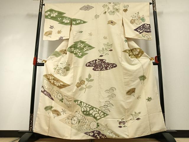 ■■■　サイズ　■■■ 身丈 160.5cm（肩から） 裄丈 64cm 袖丈 50cm　縫込み 4cm 袖幅 32cm 前幅 24cm 後幅 31cm 着物縫いこみ 内揚げ 4cm 裄 お袖側 約2cm　身頃側 約2cm ■■■　商品詳細　■■■ 【正絹】 状態は接写画像のように表地所々・衿山・両袖に薄い汚れがございます。 大変上質な逸品になりますのでぜひお手入れをされてお召しになられてはいかがでしょうか。 お安く出品致しますので、是非この機会にいかがでしょうか？ ■■■　注意事項　■■■ ■モニター発色の具合により色合いが異なる場合がございます。 ■寸法は多少の誤差が生じる場合がございますのでご了承ください。 ■縫込みの長さが左右非対称の場合は短い部分を記載しております。 左右非対称であってもご返品・お値引き等の保証は出来かねますので、ご了承の上ご購入をお願い致します。 ■シミ等のチェックには注意を払っておりますが、見落としがある場合もございますし、個人の見解も様々ですので神経質な方のご購入はお控えください。 ■箪笥に入っておりました着物や帯なので畳みシワや匂いがあるものもございます。 ■お休みは基本的に土日祝となりますが、その他臨時でお休みする場合がございますのでご了承ください。 ■商品の発送は平日のみの発送となります。 ■夜間と土曜、日曜日はお問い合わせの回答が遅れる場合がございます。 ■当店では、お直し、紋入れ、お手入れ等は承っておりません。 ■生地の状態（ヤケ、経年劣化等）によってはサイズ直しが出来ない場合がございます。 その点もどうかご了承のうえ、ご購入をお願いいたします。 ■弊社で取り扱う商品は一点ものにつき、時期や在庫状況に応じて金額が変更となる場合がございます。 ■検針は行っておりません。予めご了承いただきますようお願いいたします。 ■【洗える着物】と記載のある商品におきましては、商品お届け後に洗濯を行ってしまってからのご返品にはご対応しかねます。 念の為、専門店でのお手入れをお願いいたします。 ■写真に写っている物が全てになります。それ以外の付属品はございませんのでご了承ください。 ■状態に関する写真につきましては、掲載可能な写真枚数に限りがあるため、各箇所につき1枚参考画像を掲載しております。 ■着物のサイズ目安は下記を参考ください↓ ＜女性着物＞　お端折り次第で＋5cm　－1cmが着用可能サイズ 　例）身丈170cmの場合、身長160cm～175cm ＜男性着物＞　身丈＋約25cm～27cm程が適応身長 　例）身丈155cmの場合、身長180～182cm