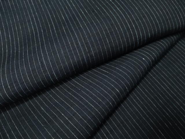 ■■■　サイズ　■■■ 身丈 142cm（肩から） 裄丈 70cm 袖丈 50cm　縫込み 4cm 袖幅 35.5cm 前幅 29cm 後幅 33.5cm 着物縫いこみ 内揚げ 6cm 裄 お袖側 約1cm　身頃側 約0cm ■■■　商品詳細　■■■ 【正絹】 状態は接写画像のように左袖前・右袖後ろ・後身頃に薄い汚れがございますが その他特に目立ったシミ汚れなどもなく大変良い状態です。 大変上質な逸品になります。 お安く出品致しますので、是非この機会にいかがでしょうか？ ■■■　注意事項　■■■ ■モニター発色の具合により色合いが異なる場合がございます。 ■寸法は多少の誤差が生じる場合がございますのでご了承ください。 ■縫込みの長さが左右非対称の場合は短い部分を記載しております。 左右非対称であってもご返品・お値引き等の保証は出来かねますので、ご了承の上ご購入をお願い致します。 ■シミ等のチェックには注意を払っておりますが、見落としがある場合もございますし、個人の見解も様々ですので神経質な方のご購入はお控えください。 ■箪笥に入っておりました着物や帯なので畳みシワや匂いがあるものもございます。 ■お休みは基本的に土日祝となりますが、その他臨時でお休みする場合がございますのでご了承ください。 ■商品の発送は平日のみの発送となります。 ■夜間と土曜、日曜日はお問い合わせの回答が遅れる場合がございます。 ■当店では、お直し、紋入れ、お手入れ等は承っておりません。 ■生地の状態（ヤケ、経年劣化等）によってはサイズ直しが出来ない場合がございます。 その点もどうかご了承のうえ、ご購入をお願いいたします。 ■弊社で取り扱う商品は一点ものにつき、時期や在庫状況に応じて金額が変更となる場合がございます。 ■検針は行っておりません。予めご了承いただきますようお願いいたします。 ■【洗える着物】と記載のある商品におきましては、商品お届け後に洗濯を行ってしまってからのご返品にはご対応しかねます。 念の為、専門店でのお手入れをお願いいたします。 ■着物のサイズ目安は下記を参考ください↓ ＜女性着物＞　お端折り次第で＋5?　−10?が着用可能サイズ 　例）身丈170?の場合、身長160?〜175? ＜男性着物＞　身丈＋約25?〜27?程が適応身長 　例）身丈155?の場合、身長180〜182?