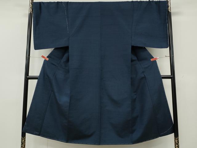 ■■■　サイズ　■■■ 身丈 141cm（肩から） 裄丈 73cm 袖丈 50cm　縫込み 4cm 袖幅 37.5cm 前幅 26cm 後幅 30cm 着物縫いこみ 内揚げ 8.5cm 裄 お袖側 約2cm　身頃側 約2cm ■■■　商品詳細　■■■ 【正絹】 状態は接写画像のように右袖後ろに薄い汚れ、胴裏に補修跡がございますが その他特に目立ったシミ汚れなどもなく大変良い状態です。 大変上質な逸品になります。 お安く出品致しますので、是非この機会にいかがでしょうか？ ■■■　注意事項　■■■ ■モニター発色の具合により色合いが異なる場合がございます。 ■寸法は多少の誤差が生じる場合がございますのでご了承ください。 ■縫込みの長さが左右非対称の場合は短い部分を記載しております。 左右非対称であってもご返品・お値引き等の保証は出来かねますので、ご了承の上ご購入をお願い致します。 ■シミ等のチェックには注意を払っておりますが、見落としがある場合もございますし、個人の見解も様々ですので神経質な方のご購入はお控えください。 ■箪笥に入っておりました着物や帯なので畳みシワや匂いがあるものもございます。 ■お休みは基本的に土日祝となりますが、その他臨時でお休みする場合がございますのでご了承ください。 ■商品の発送は平日のみの発送となります。 ■夜間と土曜、日曜日はお問い合わせの回答が遅れる場合がございます。 ■当店では、お直し、紋入れ、お手入れ等は承っておりません。 ■生地の状態（ヤケ、経年劣化等）によってはサイズ直しが出来ない場合がございます。 その点もどうかご了承のうえ、ご購入をお願いいたします。 ■弊社で取り扱う商品は一点ものにつき、時期や在庫状況に応じて金額が変更となる場合がございます。 ■検針は行っておりません。予めご了承いただきますようお願いいたします。 ■【洗える着物】と記載のある商品におきましては、商品お届け後に洗濯を行ってしまってからのご返品にはご対応しかねます。 念の為、専門店でのお手入れをお願いいたします。 ■写真に写っている物が全てになります。それ以外の付属品はございませんのでご了承ください。 ■状態に関する写真につきましては、掲載可能な写真枚数に限りがあるため、各箇所につき1枚参考画像を掲載しております。 ■着物のサイズ目安は下記を参考ください↓ ＜女性着物＞　お端折り次第で＋5cm　−1cmが着用可能サイズ 　例）身丈170cmの場合、身長160cm〜175cm ＜男性着物＞　身丈＋約25cm〜27cm程が適応身長 　例）身丈155cmの場合、身長180〜182cm