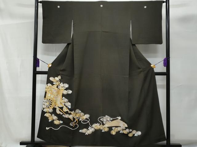 ■■■　サイズ　■■■ 身丈 156.5cm（肩から） 裄丈 65cm 袖丈 46.5cm　縫込み 2cm 袖幅 33.5cm 前幅 24.5cm 後幅 31.5cm 着物縫いこみ 内揚げ 5cm 裄 お袖側 約1cm　身頃側 約2cm ■■■　商品詳細　■■■ 【正絹・五つ紋・比翼仕立て】 状態は画像を添付しておりますので、そちらをご確認下さいますよう宜しくお願い致します。 大変上質な逸品になり