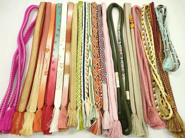■■■　商品詳細　■■■ ※こちらのお品はまとめての出品となりますので、 汚れ・サイズ等の詳細は記載しておりません。 ご理解の上でのご入札をお願い致します。 大変上質な逸品になります。 お安く出品致しますので、是非この機会にいかがでしょうか？ ■■■　注意事項　■■■ ■モニター発色の具合により色合いが異なる場合がございます。 ■寸法は多少の誤差が生じる場合がございますのでご了承ください。 ■縫込みの長さが左右非対称の場合は短い部分を記載しております。 左右非対称であってもご返品・お値引き等の保証は出来かねますので、ご了承の上ご購入をお願い致します。 ■シミ等のチェックには注意を払っておりますが、見落としがある場合もございますし、個人の見解も様々ですので神経質な方のご購入はお控えください。 ■箪笥に入っておりました着物や帯なので畳みシワや匂いがあるものもございます。 ■お休みは基本的に土日祝となりますが、その他臨時でお休みする場合がございますのでご了承ください。 ■商品の発送は平日のみの発送となります。 ■夜間と土曜、日曜日はお問い合わせの回答が遅れる場合がございます。 ■当店では、お直し、紋入れ、お手入れ等は承っておりません。 ■生地の状態（ヤケ、経年劣化等）によってはサイズ直しが出来ない場合がございます。 その点もどうかご了承のうえ、ご購入をお願いいたします。 ■弊社で取り扱う商品は一点ものにつき、時期や在庫状況に応じて金額が変更となる場合がございます。 ■検針は行っておりません。予めご了承いただきますようお願いいたします。 ■【洗える着物】と記載のある商品におきましては、商品お届け後に洗濯を行ってしまってからのご返品にはご対応しかねます。 念の為、専門店でのお手入れをお願いいたします。 ■着物のサイズ目安は下記を参考ください↓ ＜女性着物＞　お端折り次第で＋5cm　−1cmが着用可能サイズ 　例）身丈170cmの場合、身長160cm〜175cm ＜男性着物＞　身丈＋約25cm〜27cm程が適応身長 　例）身丈155cmの場合、身長180〜182cm
