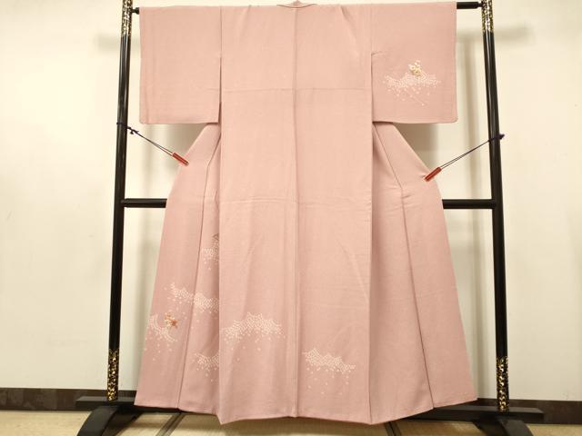 ■■■　サイズ　■■■ 身丈 157cm（肩から） 裄丈 63.5cm 袖丈 48cm　縫込み 7cm 袖幅 32cm 前幅 24cm 後幅 28.5cm 着物縫いこみ 内揚げ 4cm 裄 お袖側 約3cm　身頃側 約3cm ■■■　商品詳細　■■■ 【正絹】 状態は特に目立ったシミ汚れなどもなく大変良い状態です。 大変上質な逸品になります。 お安く出品致しますので、是非この機会にいかがでしょうか？ ■■■　注意事項　■■■ ■モニター発色の具合により色合いが異なる場合がございます。 ■寸法は多少の誤差が生じる場合がございますのでご了承ください。 ■縫込みの長さが左右非対称の場合は短い部分を記載しております。 左右非対称であってもご返品・お値引き等の保証は出来かねますので、ご了承の上ご購入をお願い致します。 ■シミ等のチェックには注意を払っておりますが、見落としがある場合もございますし、個人の見解も様々ですので神経質な方のご購入はお控えください。 ■箪笥に入っておりました着物や帯なので畳みシワや匂いがあるものもございます。 ■お休みは基本的に土日祝となりますが、その他臨時でお休みする場合がございますのでご了承ください。 ■商品の発送は平日のみの発送となります。 ■夜間と土曜、日曜日はお問い合わせの回答が遅れる場合がございます。 ■当店では、お直し、紋入れ、お手入れ等は承っておりません。 ■生地の状態（ヤケ、経年劣化等）によってはサイズ直しが出来ない場合がございます。 その点もどうかご了承のうえ、ご購入をお願いいたします。 ■弊社で取り扱う商品は一点ものにつき、時期や在庫状況に応じて金額が変更となる場合がございます。 ■検針は行っておりません。予めご了承いただきますようお願いいたします。 ■【洗える着物】と記載のある商品におきましては、商品お届け後に洗濯を行ってしまってからのご返品にはご対応しかねます。 念の為、専門店でのお手入れをお願いいたします。 ■着物のサイズ目安は下記を参考ください↓ ＜女性着物＞　お端折り次第で＋5cm　−1cmが着用可能サイズ 　例）身丈170cmの場合、身長160cm〜175cm ＜男性着物＞　身丈＋約25cm〜27cm程が適応身長 　例）身丈155cmの場合、身長180〜182cm