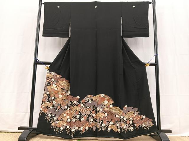 ■■■　サイズ　■■■ 身丈 160.5cm（肩から） 裄丈 64cm 袖丈 49.5cm　縫込み 6cm 袖幅 33cm 前幅 24cm 後幅 31cm 着物縫いこみ 内揚げ 4cm 裄 お袖側 約2cm　身頃側 約1cm ■■■　商品詳細　■■■ 【正絹・五つ紋・比翼仕立て】 状態は画像を添付しておりますので、そちらをご確認下さいますよう宜しくお願い致します。 大変上質な逸品になります。 お安く出品致しますので、是非この機会にいかがでしょうか？ ■■■　注意事項　■■■ ■モニター発色の具合により色合いが異なる場合がございます。 ■寸法は多少の誤差が生じる場合がございますのでご了承ください。 ■縫込みの長さが左右非対称の場合は短い部分を記載しております。 左右非対称であってもご返品・お値引き等の保証は出来かねますので、ご了承の上ご購入をお願い致します。 ■シミ等のチェックには注意を払っておりますが、見落としがある場合もございますし、個人の見解も様々ですので神経質な方のご購入はお控えください。 ■箪笥に入っておりました着物や帯なので畳みシワや匂いがあるものもございます。 ■お休みは基本的に土日祝となりますが、その他臨時でお休みする場合がございますのでご了承ください。 ■商品の発送は平日のみの発送となります。 ■夜間と土曜、日曜日はお問い合わせの回答が遅れる場合がございます。 ■当店では、お直し、紋入れ、お手入れ等は承っておりません。 ■生地の状態（ヤケ、経年劣化等）によってはサイズ直しが出来ない場合がございます。 その点もどうかご了承のうえ、ご購入をお願いいたします。 ■弊社で取り扱う商品は一点ものにつき、時期や在庫状況に応じて金額が変更となる場合がございます。 ■検針は行っておりません。予めご了承いただきますようお願いいたします。 ■【洗える着物】と記載のある商品におきましては、商品お届け後に洗濯を行ってしまってからのご返品にはご対応しかねます。 念の為、専門店でのお手入れをお願いいたします。 ■写真に写っている物が全てになります。それ以外の付属品はございませんのでご了承ください。 ■状態に関する写真につきましては、掲載可能な写真枚数に限りがあるため、各箇所につき1枚参考画像を掲載しております。 ■着物のサイズ目安は下記を参考ください↓ ＜女性着物＞　お端折り次第で＋5cm　－1cmが着用可能サイズ 　例）身丈170cmの場合、身長160cm～175cm ＜男性着物＞　身丈＋約25cm～27cm程が適応身長 　例）身丈155cmの場合、身長180～182cm