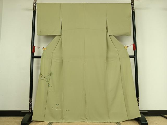 ■■■　サイズ　■■■ 身丈 165cm（肩から） 裄丈 68cm 袖丈 48cm　縫込み 5.5cm 袖幅 34cm 前幅 25cm 後幅 30cm 着物縫いこみ 内揚げ 0cm 裄 お袖側 約1cm　身頃側 約0cm ■■■　商品詳細　■■■ 【正絹・紋なし】 状態は特に目立ったシミ汚れなどもなく大変良い状態です。 大変上質な逸品になります。 お安く出品致しますので、是非この機会にいかがでしょうか？ ■■■　注意事項　■■■ ■モニター発色の具合により色合いが異なる場合がございます。 ■寸法は多少の誤差が生じる場合がございますのでご了承ください。 ■縫込みの長さが左右非対称の場合は短い部分を記載しております。 左右非対称であってもご返品・お値引き等の保証は出来かねますので、ご了承の上ご購入をお願い致します。 ■シミ等のチェックには注意を払っておりますが、見落としがある場合もございますし、個人の見解も様々ですので神経質な方のご購入はお控えください。 ■箪笥に入っておりました着物や帯なので畳みシワや匂いがあるものもございます。 ■お休みは基本的に土日祝となりますが、その他臨時でお休みする場合がございますのでご了承ください。 ■商品の発送は平日のみの発送となります。 ■夜間と土曜、日曜日はお問い合わせの回答が遅れる場合がございます。 ■当店では、お直し、紋入れ、お手入れ等は承っておりません。 ■生地の状態（ヤケ、経年劣化等）によってはサイズ直しが出来ない場合がございます。 その点もどうかご了承のうえ、ご購入をお願いいたします。 ■弊社で取り扱う商品は一点ものにつき、時期や在庫状況に応じて金額が変更となる場合がございます。 ■検針は行っておりません。予めご了承いただきますようお願いいたします。 ■【洗える着物】と記載のある商品におきましては、商品お届け後に洗濯を行ってしまってからのご返品にはご対応しかねます。 念の為、専門店でのお手入れをお願いいたします。 ■写真に写っている物が全てになります。それ以外の付属品はございませんのでご了承ください。 ■状態に関する写真につきましては、掲載可能な写真枚数に限りがあるため、各箇所につき1枚参考画像を掲載しております。 ■着物のサイズ目安は下記を参考ください↓ ＜女性着物＞　お端折り次第で＋5cm　－1cmが着用可能サイズ 　例）身丈170cmの場合、身長160cm～175cm ＜男性着物＞　身丈＋約25cm～27cm程が適応身長 　例）身丈155cmの場合、身長180～182cm