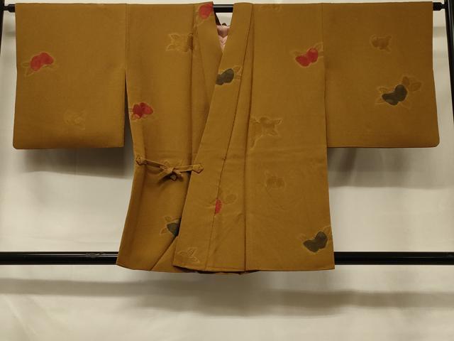 ■■■　サイズ　■■■ 身丈 80cm（肩から） 裄丈 64.5cm 袖丈 44.5cm　縫込み 3.5cm 袖幅 33.5cm 前幅 23.5cm 後幅 32cm 裄 お袖側 約2.5cm　身頃側 約3cm ■■■　商品詳細　■■■ 【正絹】 状態は特に目立ったシミ汚れなどもなく大変良い状態です。 大変上質な逸品になります。 お安く出品致しますので、是非この機会にいかがでしょうか？ ■■■　注意事項　■■■ ■モニター発色の具合により色合いが異なる場合がございます。 ■寸法は多少の誤差が生じる場合がございますのでご了承ください。 ■縫込みの長さが左右非対称の場合は短い部分を記載しております。 左右非対称であってもご返品・お値引き等の保証は出来かねますので、ご了承の上ご購入をお願い致します。 ■シミ等のチェックには注意を払っておりますが、見落としがある場合もございますし、個人の見解も様々ですので神経質な方のご購入はお控えください。 ■箪笥に入っておりました着物や帯なので畳みシワや匂いがあるものもございます。 ■お休みは基本的に土日祝となりますが、その他臨時でお休みする場合がございますのでご了承ください。 ■商品の発送は平日のみの発送となります。 ■夜間と土曜、日曜日はお問い合わせの回答が遅れる場合がございます。 ■当店では、お直し、紋入れ、お手入れ等は承っておりません。 ■生地の状態（ヤケ、経年劣化等）によってはサイズ直しが出来ない場合がございます。 その点もどうかご了承のうえ、ご購入をお願いいたします。 ■弊社で取り扱う商品は一点ものにつき、時期や在庫状況に応じて金額が変更となる場合がございます。 ■検針は行っておりません。予めご了承いただきますようお願いいたします。 ■【洗える着物】と記載のある商品におきましては、商品お届け後に洗濯を行ってしまってからのご返品にはご対応しかねます。 念の為、専門店でのお手入れをお願いいたします。 ■着物のサイズ目安は下記を参考ください↓ ＜女性着物＞　お端折り次第で＋5cm　−1cmが着用可能サイズ 　例）身丈170cmの場合、身長160cm〜175cm ＜男性着物＞　身丈＋約25cm〜27cm程が適応身長 　例）身丈155cmの場合、身長180〜182cm