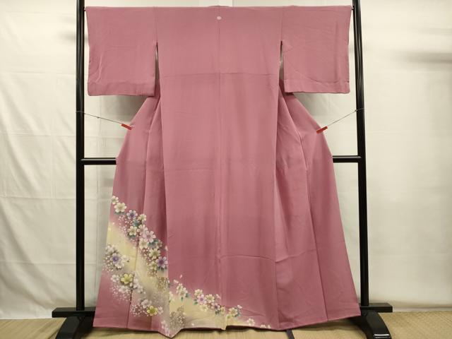 ■■■　サイズ　■■■ 身丈 162.5cm（肩から） 裄丈 66.5cm 袖丈 46cm　縫込み 5.5cm 袖幅 35.5cm 前幅 26cm 後幅 31.5cm 着物縫いこみ 内揚げ 7cm 裄 お袖側 約3cm　身頃側 約6.5cm ■■■　商品詳細　■■■ 【正絹・一つ紋】 状態は画像を添付しておりますので、そちらをご確認下さいますよう宜しくお願い致します。 大変上質な逸品になります。 お安く出品致しますので、是非この機会にいかがでしょうか？ ■■■　注意事項　■■■ ■モニター発色の具合により色合いが異なる場合がございます。 ■寸法は多少の誤差が生じる場合がございますのでご了承ください。 ■縫込みの長さが左右非対称の場合は短い部分を記載しております。 左右非対称であってもご返品・お値引き等の保証は出来かねますので、ご了承の上ご購入をお願い致します。 ■シミ等のチェックには注意を払っておりますが、見落としがある場合もございますし、個人の見解も様々ですので神経質な方のご購入はお控えください。 ■箪笥に入っておりました着物や帯なので畳みシワや匂いがあるものもございます。 ■お休みは基本的に土日祝となりますが、その他臨時でお休みする場合がございますのでご了承ください。 ■商品の発送は平日のみの発送となります。 ■夜間と土曜、日曜日はお問い合わせの回答が遅れる場合がございます。 ■当店では、お直し、紋入れ、お手入れ等は承っておりません。 ■生地の状態（ヤケ、経年劣化等）によってはサイズ直しが出来ない場合がございます。 その点もどうかご了承のうえ、ご購入をお願いいたします。 ■弊社で取り扱う商品は一点ものにつき、時期や在庫状況に応じて金額が変更となる場合がございます。 ■検針は行っておりません。予めご了承いただきますようお願いいたします。 ■【洗える着物】と記載のある商品におきましては、商品お届け後に洗濯を行ってしまってからのご返品にはご対応しかねます。 念の為、専門店でのお手入れをお願いいたします。 ■写真に写っている物が全てになります。それ以外の付属品はございませんのでご了承ください。 ■状態に関する写真につきましては、掲載可能な写真枚数に限りがあるため、各箇所につき1枚参考画像を掲載しております。 ■着物のサイズ目安は下記を参考ください↓ ＜女性着物＞　お端折り次第で＋5cm　－1cmが着用可能サイズ 　例）身丈170cmの場合、身長160cm～175cm ＜男性着物＞　身丈＋約25cm～27cm程が適応身長 　例）身丈155cmの場合、身長180～182cm