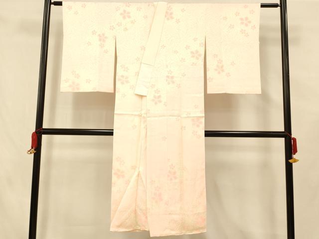 ■■■　サイズ　■■■ 身丈 131cm（肩から） 裄丈 63cm 袖丈 56cm　縫込み 3.5cm 袖幅 31.5cm 前幅 23cm 後幅 30.5cm 着物縫いこみ 内揚げ 7cm 裄 お袖側 約3cm　身頃側 約4cm ■■■　商品詳細　■■■ 【正絹】 状態は画像を添付しておりますので、そちらをご確認下さいますよう宜しくお願い致します。 大変上質な逸品になります。 お安く出品致しますので、是非この機会にいかがでしょうか？ ■■■　注意事項　■■■ ■モニター発色の具合により色合いが異なる場合がございます。 ■寸法は多少の誤差が生じる場合がございますのでご了承ください。 ■縫込みの長さが左右非対称の場合は短い部分を記載しております。 左右非対称であってもご返品・お値引き等の保証は出来かねますので、ご了承の上ご購入をお願い致します。 ■シミ等のチェックには注意を払っておりますが、見落としがある場合もございますし、個人の見解も様々ですので神経質な方のご購入はお控えください。 ■箪笥に入っておりました着物や帯なので畳みシワや匂いがあるものもございます。 ■お休みは基本的に土日祝となりますが、その他臨時でお休みする場合がございますのでご了承ください。 ■商品の発送は平日のみの発送となります。 ■夜間と土曜、日曜日はお問い合わせの回答が遅れる場合がございます。 ■当店では、お直し、紋入れ、お手入れ等は承っておりません。 ■生地の状態（ヤケ、経年劣化等）によってはサイズ直しが出来ない場合がございます。 その点もどうかご了承のうえ、ご購入をお願いいたします。 ■弊社で取り扱う商品は一点ものにつき、時期や在庫状況に応じて金額が変更となる場合がございます。 ■検針は行っておりません。予めご了承いただきますようお願いいたします。 ■【洗える着物】と記載のある商品におきましては、商品お届け後に洗濯を行ってしまってからのご返品にはご対応しかねます。 念の為、専門店でのお手入れをお願いいたします。 ■着物のサイズ目安は下記を参考ください↓ ＜女性着物＞　お端折り次第で＋5cm　−1cmが着用可能サイズ 　例）身丈170cmの場合、身長160cm〜175cm ＜男性着物＞　身丈＋約25cm〜27cm程が適応身長 　例）身丈155cmの場合、身長180〜182cm