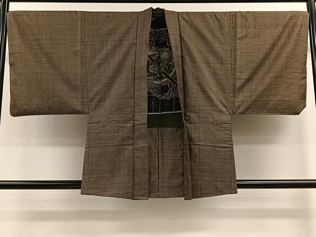 ■■■　サイズ　■■■ 身丈 82cm（肩から） 裄丈 68cm 袖丈 48.5cm　縫込み 6cm 袖幅 34.5cm 前幅 18.5cm 後幅 30.5cm 裄 お袖側 約0cm　身頃側 約0cm ■■■　商品詳細　■■■ 【正絹】 状態は接写画像のように羽裏に汚れがございますが その他特に目立ったシミ汚れなどもなく大変良い状態です。 現代に伝わる西郷柄が出来たのは大正時代と言われています。 その当時、明治末期から大正時代にかけて締め機が研究開発・実用化、 絣柄の登録制度が出来たこともあり、様々な柄が考案されていました。 各集落ごとに新しい柄、より技術の必要な柄を競ってつくるようになっていきます。 そんな中で一つの柄が出来上がってきます。 図案、締め機(絣くくり)、織、分業制の大島紬で腕利きの職人が揃わなければ出来ない最高の柄。 島の人々はそんな「品質も技術も素晴らしい」最高の柄を、 島の誉である西郷隆盛にちなんで、「西郷柄」と名付けました。 100年以上の時を経た今でもその技術は受け継がれ、西郷隆盛の名に恥じないものをと、 愛着と誇りを持ってつくり続けられています。 大変上質な逸品になります。 お安く出品致しますので、是非この機会にいかがでしょうか？ ■■■　注意事項　■■■ ■モニター発色の具合により色合いが異なる場合がございます。 ■寸法は多少の誤差が生じる場合がございますのでご了承ください。 ■縫込みの長さが左右非対称の場合は短い部分を記載しております。 左右非対称であってもご返品・お値引き等の保証は出来かねますので、ご了承の上ご購入をお願い致します。 ■シミ等のチェックには注意を払っておりますが、見落としがある場合もございますし、個人の見解も様々ですので神経質な方のご購入はお控えください。 ■箪笥に入っておりました着物や帯なので畳みシワや匂いがあるものもございます。 ■お休みは基本的に土日祝となりますが、その他臨時でお休みする場合がございますのでご了承ください。 ■商品の発送は平日のみの発送となります。 ■夜間と土曜、日曜日はお問い合わせの回答が遅れる場合がございます。 ■当店では、お直し、紋入れ、お手入れ等は承っておりません。 ■生地の状態（ヤケ、経年劣化等）によってはサイズ直しが出来ない場合がございます。 その点もどうかご了承のうえ、ご購入をお願いいたします。 ■弊社で取り扱う商品は一点ものにつき、時期や在庫状況に応じて金額が変更となる場合がございます。 ■検針は行っておりません。予めご了承いただきますようお願いいたします。 ■【洗える着物】と記載のある商品におきましては、商品お届け後に洗濯を行ってしまってからのご返品にはご対応しかねます。 念の為、専門店でのお手入れをお願いいたします。 ■着物のサイズ目安は下記を参考ください↓ ＜女性着物＞　お端折り次第で＋5cm　−1cmが着用可能サイズ 　例）身丈170cmの場合、身長160cm〜175cm ＜男性着物＞　身丈＋約25cm〜27cm程が適応身長 　例）身丈155cmの場合、身長180〜182cm