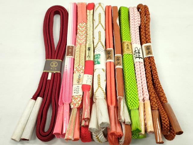 ■■■　商品詳細　■■■ 【未使用】 状態は参考画像のように薄い汚れがございます。 ※こちらのお品はまとめての出品となりますので、 サイズ等の詳細は記載しておりません。 ご理解の上でのご入札をお願い致します。 大変上質な逸品になります。 お安く出品致しますので、是非この機会にいかがでしょうか？ ■■■　注意事項　■■■ ■モニター発色の具合により色合いが異なる場合がございます。 ■寸法は多少の誤差が生じる場合がございますのでご了承ください。 ■縫込みの長さが左右非対称の場合は短い部分を記載しております。 左右非対称であってもご返品・お値引き等の保証は出来かねますので、ご了承の上ご購入をお願い致します。 ■シミ等のチェックには注意を払っておりますが、見落としがある場合もございますし、個人の見解も様々ですので神経質な方のご購入はお控えください。 ■箪笥に入っておりました着物や帯なので畳みシワや匂いがあるものもございます。 ■お休みは基本的に土日祝となりますが、その他臨時でお休みする場合がございますのでご了承ください。 ■商品の発送は平日のみの発送となります。 ■夜間と土曜、日曜日はお問い合わせの回答が遅れる場合がございます。 ■当店では、お直し、紋入れ、お手入れ等は承っておりません。 ■生地の状態（ヤケ、経年劣化等）によってはサイズ直しが出来ない場合がございます。 その点もどうかご了承のうえ、ご購入をお願いいたします。 ■弊社で取り扱う商品は一点ものにつき、時期や在庫状況に応じて金額が変更となる場合がございます。 ■検針は行っておりません。予めご了承いただきますようお願いいたします。 ■【洗える着物】と記載のある商品におきましては、商品お届け後に洗濯を行ってしまってからのご返品にはご対応しかねます。 念の為、専門店でのお手入れをお願いいたします。 ■着物のサイズ目安は下記を参考ください↓ ＜女性着物＞　お端折り次第で＋5cm　−1cmが着用可能サイズ 　例）身丈170cmの場合、身長160cm〜175cm ＜男性着物＞　身丈＋約25cm〜27cm程が適応身長 　例）身丈155cmの場合、身長180〜182cm