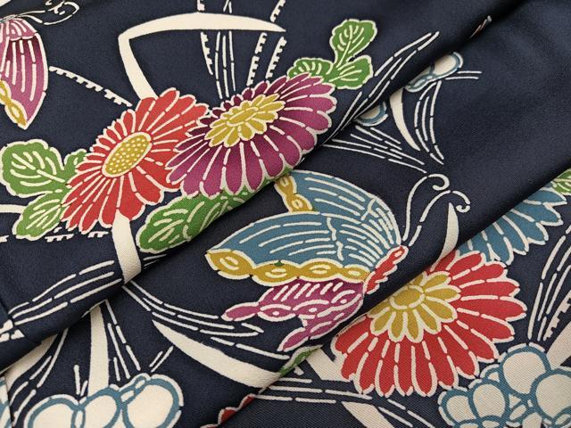 ■■■　サイズ　■■■ 身丈 161cm（肩から） 裄丈 64cm 袖丈 47.5cm　縫込み 1cm 袖幅 32cm 前幅 24.5cm 後幅 29cm 着物縫いこみ 内揚げ 0cm 裄 お袖側 約1cm　身頃側 約1cm ■■■　商品詳細　■■■ 【正絹・未使用】 状態は接写画像のように衿裏に薄い汚れがございますが その他特に目立ったシミ汚れなどもなく大変良い状態です。 大変上質な逸品になります。 お安く出品致しますので、是非この機会にいかがでしょうか？ ■■■　注意事項　■■■ ■モニター発色の具合により色合いが異なる場合がございます。 ■寸法は多少の誤差が生じる場合がございますのでご了承ください。 ■縫込みの長さが左右非対称の場合は短い部分を記載しております。 左右非対称であってもご返品・お値引き等の保証は出来かねますので、ご了承の上ご購入をお願い致します。 ■シミ等のチェックには注意を払っておりますが、見落としがある場合もございますし、個人の見解も様々ですので神経質な方のご購入はお控えください。 ■箪笥に入っておりました着物や帯なので畳みシワや匂いがあるものもございます。 ■お休みは基本的に土日祝となりますが、その他臨時でお休みする場合がございますのでご了承ください。 ■商品の発送は平日のみの発送となります。 ■夜間と土曜、日曜日はお問い合わせの回答が遅れる場合がございます。 ■当店では、お直し、紋入れ、お手入れ等は承っておりません。 ■生地の状態（ヤケ、経年劣化等）によってはサイズ直しが出来ない場合がございます。 その点もどうかご了承のうえ、ご購入をお願いいたします。 ■弊社で取り扱う商品は一点ものにつき、時期や在庫状況に応じて金額が変更となる場合がございます。 ■検針は行っておりません。予めご了承いただきますようお願いいたします。 ■【洗える着物】と記載のある商品におきましては、商品お届け後に洗濯を行ってしまってからのご返品にはご対応しかねます。 念の為、専門店でのお手入れをお願いいたします。 ■着物のサイズ目安は下記を参考ください↓ ＜女性着物＞　お端折り次第で＋5?　−10?が着用可能サイズ 　例）身丈170?の場合、身長160?〜175? ＜男性着物＞　身丈＋約25?〜27?程が適応身長 　例）身丈155?の場合、身長180〜182?