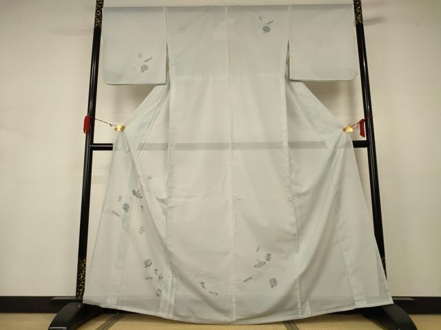 ■■■　サイズ　■■■ 身丈 164cm（肩から） 裄丈 67cm 袖丈 45.5cm　縫込み 6.5cm 袖幅 34cm 前幅 24.5cm 後幅 31cm 着物縫いこみ 内揚げ 0cm 裄 お袖側 約0cm　身頃側 約1cm ■■■　商品詳細　■■■ 【化繊】 状態は接写画像のように後身頃・衿に薄い汚れがございますが その他特に目立ったシミ汚れなどもなく大変良い状態です。 大変上質な逸品になります。 お安く出品致しますので、是非この機会にいかがでしょうか？ ■■■　注意事項　■■■ ■モニター発色の具合により色合いが異なる場合がございます。 ■寸法は多少の誤差が生じる場合がございますのでご了承ください。 ■縫込みの長さが左右非対称の場合は短い部分を記載しております。 左右非対称であってもご返品・お値引き等の保証は出来かねますので、ご了承の上ご購入をお願い致します。 ■シミ等のチェックには注意を払っておりますが、見落としがある場合もございますし、個人の見解も様々ですので神経質な方のご購入はお控えください。 ■箪笥に入っておりました着物や帯なので畳みシワや匂いがあるものもございます。 ■お休みは基本的に土日祝となりますが、その他臨時でお休みする場合がございますのでご了承ください。 ■商品の発送は平日のみの発送となります。 ■夜間と土曜、日曜日はお問い合わせの回答が遅れる場合がございます。 ■当店では、お直し、紋入れ、お手入れ等は承っておりません。 ■生地の状態（ヤケ、経年劣化等）によってはサイズ直しが出来ない場合がございます。 その点もどうかご了承のうえ、ご購入をお願いいたします。 ■弊社で取り扱う商品は一点ものにつき、時期や在庫状況に応じて金額が変更となる場合がございます。 ■検針は行っておりません。予めご了承いただきますようお願いいたします。 ■【洗える着物】と記載のある商品におきましては、商品お届け後に洗濯を行ってしまってからのご返品にはご対応しかねます。 念の為、専門店でのお手入れをお願いいたします。 ■着物のサイズ目安は下記を参考ください↓ ＜女性着物＞　お端折り次第で＋5?　−10?が着用可能サイズ 　例）身丈170?の場合、身長160?〜175? ＜男性着物＞　身丈＋約25?〜27?程が適応身長 　例）身丈155?の場合、身長180〜182?