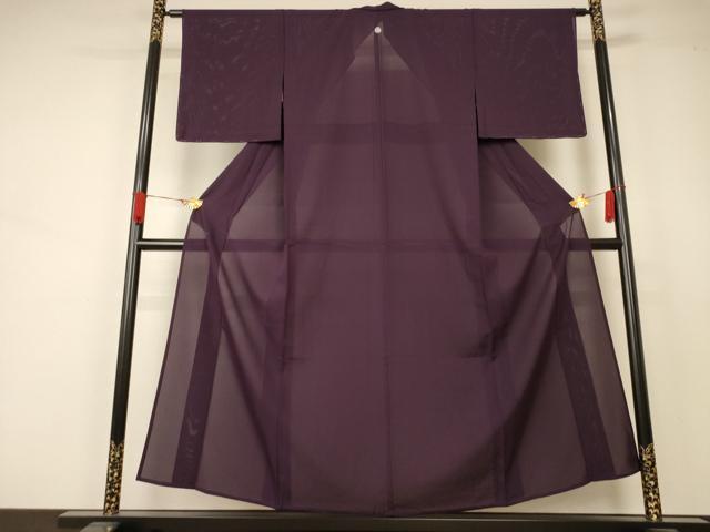 ■■■　サイズ　■■■ 身丈 153.5cm（肩から） 裄丈 62cm 袖丈 47cm　縫込み 2.5cm 袖幅 32cm 前幅 24cm 後幅 30.5cm 着物縫いこみ 内揚げ 3.5cm 裄 お袖側 約2cm　身頃側 約2cm ■■■　商品詳細　■■■ 【正絹・一つ紋・未使用】 状態は特に目立ったシミ汚れなどもなく大変良い状態です。 大変上質な逸品になります。 お安く出品致しますので、是非この機会にいかがでしょうか？ ■■■　注意事項　■■■ ■モニター発色の具合により色合いが異なる場合がございます。 ■寸法は多少の誤差が生じる場合がございますのでご了承ください。 ■縫込みの長さが左右非対称の場合は短い部分を記載しております。 左右非対称であってもご返品・お値引き等の保証は出来かねますので、ご了承の上ご購入をお願い致します。 ■シミ等のチェックには注意を払っておりますが、見落としがある場合もございますし、個人の見解も様々ですので神経質な方のご購入はお控えください。 ■箪笥に入っておりました着物や帯なので畳みシワや匂いがあるものもございます。 ■お休みは基本的に土日祝となりますが、その他臨時でお休みする場合がございますのでご了承ください。 ■商品の発送は平日のみの発送となります。 ■夜間と土曜、日曜日はお問い合わせの回答が遅れる場合がございます。 ■当店では、お直し、紋入れ、お手入れ等は承っておりません。 ■生地の状態（ヤケ、経年劣化等）によってはサイズ直しが出来ない場合がございます。 その点もどうかご了承のうえ、ご購入をお願いいたします。 ■弊社で取り扱う商品は一点ものにつき、時期や在庫状況に応じて金額が変更となる場合がございます。 ■検針は行っておりません。予めご了承いただきますようお願いいたします。 ■【洗える着物】と記載のある商品におきましては、商品お届け後に洗濯を行ってしまってからのご返品にはご対応しかねます。 念の為、専門店でのお手入れをお願いいたします。 ■着物のサイズ目安は下記を参考ください↓ ＜女性着物＞　お端折り次第で＋5?　−10?が着用可能サイズ 　例）身丈170?の場合、身長160?〜175? ＜男性着物＞　身丈＋約25?〜27?程が適応身長 　例）身丈155?の場合、身長180〜182?