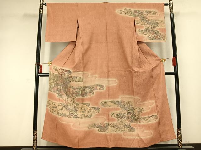 ■■■　サイズ　■■■ 身丈 151cm（肩から） 裄丈 63cm 袖丈 45cm　縫込み 5cm 袖幅 32.5cm 前幅 23cm 後幅 30cm 着物縫いこみ 内揚げ 8cm 裄 お袖側 約1.5cm　身頃側 約3cm ■■■　商品詳細　■■■ 【正絹・一つ紋】 状態は特に目立ったシミ汚れなどもなく大変良い状態です。 大変上質な逸品になります。 お安く出品致しますので、是非この機会にいかがでしょうか？ ■■■　注意事項　■■■ ■モニター発色の具合により色合いが異なる場合がございます。 ■寸法は多少の誤差が生じる場合がございますのでご了承ください。 ■縫込みの長さが左右非対称の場合は短い部分を記載しております。 左右非対称であってもご返品・お値引き等の保証は出来かねますので、ご了承の上ご購入をお願い致します。 ■シミ等のチェックには注意を払っておりますが、見落としがある場合もございますし、個人の見解も様々ですので神経質な方のご購入はお控えください。 ■箪笥に入っておりました着物や帯なので畳みシワや匂いがあるものもございます。 ■お休みは基本的に土日祝となりますが、その他臨時でお休みする場合がございますのでご了承ください。 ■商品の発送は平日のみの発送となります。 ■夜間と土曜、日曜日はお問い合わせの回答が遅れる場合がございます。 ■当店では、お直し、紋入れ、お手入れ等は承っておりません。 ■生地の状態（ヤケ、経年劣化等）によってはサイズ直しが出来ない場合がございます。 その点もどうかご了承のうえ、ご購入をお願いいたします。 ■弊社で取り扱う商品は一点ものにつき、時期や在庫状況に応じて金額が変更となる場合がございます。 ■検針は行っておりません。予めご了承いただきますようお願いいたします。 ■【洗える着物】と記載のある商品におきましては、商品お届け後に洗濯を行ってしまってからのご返品にはご対応しかねます。 念の為、専門店でのお手入れをお願いいたします。 ■写真に写っている物が全てになります。それ以外の付属品はございませんのでご了承ください。 ■状態に関する写真につきましては、掲載可能な写真枚数に限りがあるため、各箇所につき1枚参考画像を掲載しております。 ■着物のサイズ目安は下記を参考ください↓ ＜女性着物＞　お端折り次第で＋5cm　－1cmが着用可能サイズ 　例）身丈170cmの場合、身長160cm～175cm ＜男性着物＞　身丈＋約25cm～27cm程が適応身長 　例）身丈155cmの場合、身長180～182cm