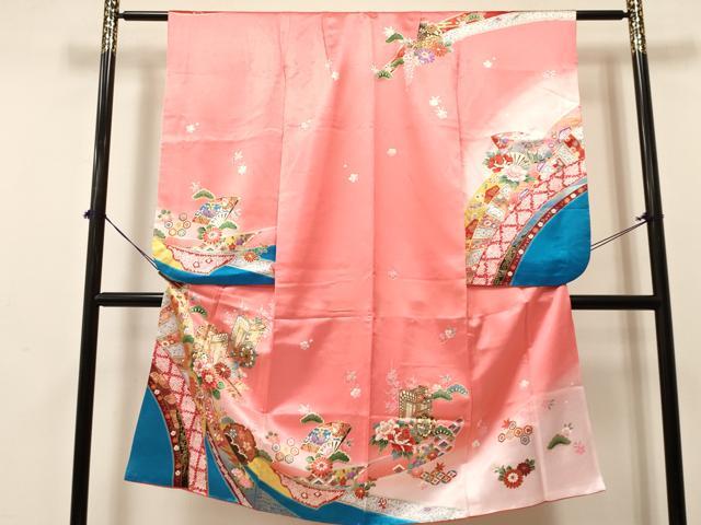 ■■■　サイズ　■■■ 【祝着】 身丈 131.5cm（肩から） 裄丈 55cm（肩上げ　2cm） 袖丈 74cm　縫込み 1.5cm 袖幅 32.5cm 前幅 18.5cm 後幅 25.5cm 着物縫いこみ 内揚げ 0cm （腰上げ　0cm） 裄 お袖側 約2cm　身頃側 約2.5cm ■■■　商品詳細　■■■ 着物【表地：アセテート85％ポリエステル15％・裏地：ポリエステル100％・重ね衿：取り外し可能】 状態は特に目立ったシミ汚れなどもなく大変良い状態です。 お安く出品致しますので、是非この機会にいかがでしょうか？ ※ご自身で洗濯された場合の保証はできかねます。専門店にご相談ください。 ■■■　注意事項　■■■ ■モニター発色の具合により色合いが異なる場合がございます。 ■寸法は多少の誤差が生じる場合がございますのでご了承ください。 ■縫込みの長さが左右非対称の場合は短い部分を記載しております。 左右非対称であってもご返品・お値引き等の保証は出来かねますので、ご了承の上ご購入をお願い致します。 ■シミ等のチェックには注意を払っておりますが、見落としがある場合もございますし、個人の見解も様々ですので神経質な方のご購入はお控えください。 ■箪笥に入っておりました着物や帯なので畳みシワや匂いがあるものもございます。 ■お休みは基本的に土日祝となりますが、その他臨時でお休みする場合がございますのでご了承ください。 ■商品の発送は平日のみの発送となります。 ■夜間と土曜、日曜日はお問い合わせの回答が遅れる場合がございます。 ■当店では、お直し、紋入れ、お手入れ等は承っておりません。 ■生地の状態（ヤケ、経年劣化等）によってはサイズ直しが出来ない場合がございます。 その点もどうかご了承のうえ、ご購入をお願いいたします。 ■弊社で取り扱う商品は一点ものにつき、時期や在庫状況に応じて金額が変更となる場合がございます。 ■検針は行っておりません。予めご了承いただきますようお願いいたします。 ■【洗える着物】と記載のある商品におきましては、商品お届け後に洗濯を行ってしまってからのご返品にはご対応しかねます。 念の為、専門店でのお手入れをお願いいたします。 ■着物のサイズ目安は下記を参考ください↓ ＜女性着物＞　お端折り次第で＋5cm　−1cmが着用可能サイズ 　例）身丈170cmの場合、身長160cm〜175cm ＜男性着物＞　身丈＋約25cm〜27cm程が適応身長 　例）身丈155cmの場合、身長180〜182cm