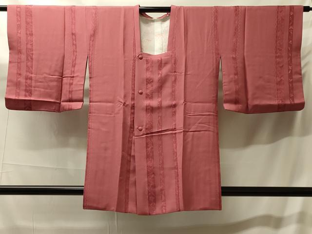 ■■■　サイズ　■■■ 身丈 84.5cm（肩から） 裄丈 63cm 袖丈 45.5cm　縫込み 3cm 袖幅 33.5cm 前幅 19.5cm 後幅 27cm 裄 お袖側 約2cm　身頃側 約4cm ■■■　商品詳細　■■■ 【正絹】 状態は接写画像のように右袖前・羽裏に薄い汚れがございますが その他特に目立ったシミ汚れなどもなく大変良い状態です。 大変上質な逸品になります。 お安く出品致しますので、是非この機会にいかがでしょうか？ ■■■　注意事項　■■■ ■モニター発色の具合により色合いが異なる場合がございます。 ■寸法は多少の誤差が生じる場合がございますのでご了承ください。 ■縫込みの長さが左右非対称の場合は短い部分を記載しております。 左右非対称であってもご返品・お値引き等の保証は出来かねますので、ご了承の上ご購入をお願い致します。 ■シミ等のチェックには注意を払っておりますが、見落としがある場合もございますし、個人の見解も様々ですので神経質な方のご購入はお控えください。 ■箪笥に入っておりました着物や帯なので畳みシワや匂いがあるものもございます。 ■お休みは基本的に土日祝となりますが、その他臨時でお休みする場合がございますのでご了承ください。 ■商品の発送は平日のみの発送となります。 ■夜間と土曜、日曜日はお問い合わせの回答が遅れる場合がございます。 ■当店では、お直し、紋入れ、お手入れ等は承っておりません。 ■生地の状態（ヤケ、経年劣化等）によってはサイズ直しが出来ない場合がございます。 その点もどうかご了承のうえ、ご購入をお願いいたします。 ■弊社で取り扱う商品は一点ものにつき、時期や在庫状況に応じて金額が変更となる場合がございます。 ■検針は行っておりません。予めご了承いただきますようお願いいたします。 ■【洗える着物】と記載のある商品におきましては、商品お届け後に洗濯を行ってしまってからのご返品にはご対応しかねます。 念の為、専門店でのお手入れをお願いいたします。 ■写真に写っている物が全てになります。それ以外の付属品はございませんのでご了承ください。 ■状態に関する写真につきましては、掲載可能な写真枚数に限りがあるため、各箇所につき1枚参考画像を掲載しております。 ■着物のサイズ目安は下記を参考ください↓ ＜女性着物＞　お端折り次第で＋5cm　－1cmが着用可能サイズ 　例）身丈170cmの場合、身長160cm～175cm ＜男性着物＞　身丈＋約25cm～27cm程が適応身長 　例）身丈155cmの場合、身長180～182cm