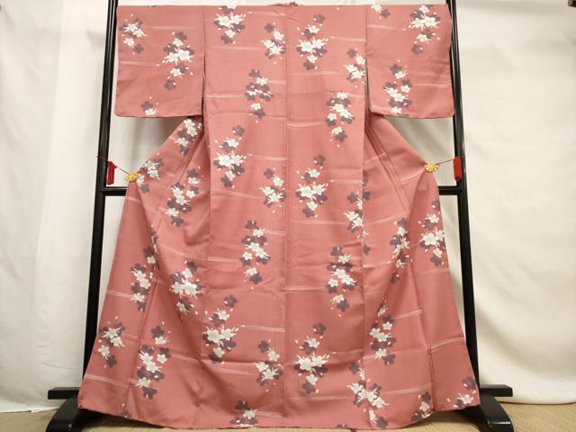■■■　サイズ　■■■ 身丈 168cm（肩から） 裄丈 68cm 袖丈 48.5cm　縫込み 2.5cm 袖幅 34cm 前幅 25.5cm 後幅 30.5cm 着物縫いこみ 内揚げ 0cm 裄 お袖側 約2cm　身頃側 約2cm ■■■　商品詳細　■■■ 【化繊】 状態は特に目立ったシミ汚れなどもなく大変良い状態です。 お安く出品致しますので、是非この機会にいかがでしょうか？※ご自身で洗濯された場合の保証はできかねます。 専門店にご相談ください。 ■■■　注意事項　■■■ ■モニター発色の具合により色合いが異なる場合がございます。 ■寸法は多少の誤差が生じる場合がございますのでご了承ください。 ■縫込みの長さが左右非対称の場合は短い部分を記載しております。 左右非対称であってもご返品・お値引き等の保証は出来かねますので、ご了承の上ご購入をお願い致します。 ■シミ等のチェックには注意を払っておりますが、見落としがある場合もございますし、個人の見解も様々ですので神経質な方のご購入はお控えください。 ■箪笥に入っておりました着物や帯なので畳みシワや匂いがあるものもございます。 ■お休みは基本的に土日祝となりますが、その他臨時でお休みする場合がございますのでご了承ください。 ■商品の発送は平日のみの発送となります。 ■夜間と土曜、日曜日はお問い合わせの回答が遅れる場合がございます。 ■当店では、お直し、紋入れ、お手入れ等は承っておりません。 ■生地の状態（ヤケ、経年劣化等）によってはサイズ直しが出来ない場合がございます。 その点もどうかご了承のうえ、ご購入をお願いいたします。 ■弊社で取り扱う商品は一点ものにつき、時期や在庫状況に応じて金額が変更となる場合がございます。 ■検針は行っておりません。予めご了承いただきますようお願いいたします。 ■【洗える着物】と記載のある商品におきましては、商品お届け後に洗濯を行ってしまってからのご返品にはご対応しかねます。 念の為、専門店でのお手入れをお願いいたします。 ■着物のサイズ目安は下記を参考ください↓ ＜女性着物＞　お端折り次第で＋5cm　−1cmが着用可能サイズ 　例）身丈170cmの場合、身長160cm〜175cm ＜男性着物＞　身丈＋約25cm〜27cm程が適応身長 　例）身丈155cmの場合、身長180〜182cm