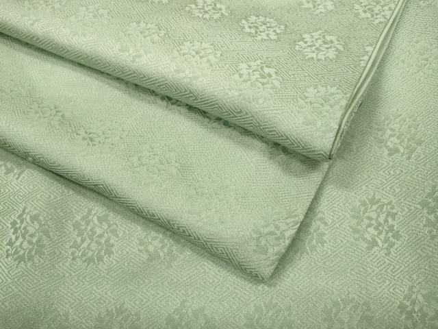 ■■■　サイズ　■■■ 身丈 162.5cm（肩から） 裄丈 67cm 袖丈 47.5cm　縫込み 6cm 袖幅 341cm 前幅 23cm 後幅 29cm 着物縫いこみ 内揚げ 11cm 裄 お袖側 約3cm　身頃側 約4cm ■■■　商品詳細　■■■ 【正絹・紋無し】 状態は接写画像のように衿山に薄い汚れがございますが その他特に目立ったシミ汚れなどもなく大変良い状態です。 大変上質な逸品になります。 お安く出品致しますので、是非この機会にいかがでしょうか？ ■■■　注意事項　■■■ ■モニター発色の具合により色合いが異なる場合がございます。 ■寸法は多少の誤差が生じる場合がございますのでご了承ください。 ■シミ等のチェックには注意を払っておりますが、見落としがある場合もございますし、個人の見解も様々ですので神経質な方のご購入はお控えください。 ■箪笥に入っておりました着物や帯なので畳みシワや匂いがあるものもございます。 ■お休みは基本的に土日祝となりますが、その他臨時でお休みする場合がございますのでご了承ください。 ■商品の発送は平日のみの発送となります。 ■夜間と土曜、日曜日はお問い合わせの回答が遅れる場合がございます。 ■当店では、お直し、紋入れ、お手入れ等は承っておりません。 ■生地の状態（ヤケ、経年劣化等）によってはサイズ直しが出来ない場合がございます。 その点もどうかご了承のうえ、ご購入をお願いいたします。 ■着物のサイズ目安は下記を参考ください↓ ＜女性着物＞　身長-10cm+5cmが着用可能サイズ(お端折り次第) 　例）身長160cmの方→着物身丈150cm〜165cm ＜男性着物＞　身長-27cm ±5cmが着用可能サイズ 　例）身長170cmの方→着物身丈138cm〜148cm