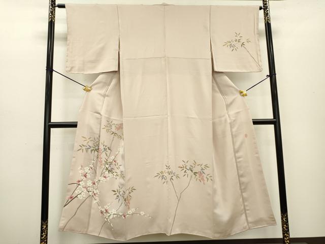 ■■■　サイズ　■■■ 身丈 145cm（肩から） 裄丈 63cm 袖丈 44cm　縫込み 4cm 袖幅 32.5cm 前幅 23.5cm 後幅 28.5cm 着物縫いこみ 内揚げ 7cm 裄 お袖側 約3cm　身頃側 約2cm ■■■　商品詳細　■■■ 【正絹】 状態は接写画像のように右袖後・衿山に薄い汚れがございますが その他特に目立ったシミ汚れなどもなく大変良い状態です。 大変上質な逸品になります。 お安く出品致しますので、是非この機会にいかがでしょうか？ ■■■　注意事項　■■■ ■モニター発色の具合により色合いが異なる場合がございます。 ■寸法は多少の誤差が生じる場合がございますのでご了承ください。 ■縫込みの長さが左右非対称の場合は短い部分を記載しております。 左右非対称であってもご返品・お値引き等の保証は出来かねますので、ご了承の上ご購入をお願い致します。 ■シミ等のチェックには注意を払っておりますが、見落としがある場合もございますし、個人の見解も様々ですので神経質な方のご購入はお控えください。 ■箪笥に入っておりました着物や帯なので畳みシワや匂いがあるものもございます。 ■お休みは基本的に土日祝となりますが、その他臨時でお休みする場合がございますのでご了承ください。 ■商品の発送は平日のみの発送となります。 ■夜間と土曜、日曜日はお問い合わせの回答が遅れる場合がございます。 ■当店では、お直し、紋入れ、お手入れ等は承っておりません。 ■生地の状態（ヤケ、経年劣化等）によってはサイズ直しが出来ない場合がございます。 その点もどうかご了承のうえ、ご購入をお願いいたします。 ■弊社で取り扱う商品は一点ものにつき、時期や在庫状況に応じて金額が変更となる場合がございます。 ■検針は行っておりません。予めご了承いただきますようお願いいたします。 ■【洗える着物】と記載のある商品におきましては、商品お届け後に洗濯を行ってしまってからのご返品にはご対応しかねます。 念の為、専門店でのお手入れをお願いいたします。 ■着物のサイズ目安は下記を参考ください↓ ＜女性着物＞　お端折り次第で＋5cm　−1cmが着用可能サイズ 　例）身丈170cmの場合、身長160cm〜175cm ＜男性着物＞　身丈＋約25cm〜27cm程が適応身長 　例）身丈155cmの場合、身長180〜182cm