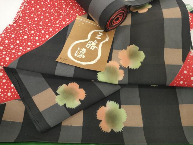 ■■■　サイズ　■■■ 長さ　　着尺分あり 幅　　　約36.5cm ■■■　商品詳細　■■■ 【綿・未使用】 状態は接写画像のように表地中程に若干の薄い汚れがございます。 お安く出品致しますので、是非この機会にいかがでしょうか？ ■■■　注意事項　■■■ ■モニター発色の具合により色合いが異なる場合がございます。 ■寸法は多少の誤差が生じる場合がございますのでご了承ください。 ■縫込みの長さが左右非対称の場合は短い部分を記載しております。 左右非対称であってもご返品・お値引き等の保証は出来かねますので、ご了承の上ご購入をお願い致します。 ■シミ等のチェックには注意を払っておりますが、見落としがある場合もございますし、個人の見解も様々ですので神経質な方のご購入はお控えください。 ■箪笥に入っておりました着物や帯なので畳みシワや匂いがあるものもございます。 ■お休みは基本的に土日祝となりますが、その他臨時でお休みする場合がございますのでご了承ください。 ■商品の発送は平日のみの発送となります。 ■夜間と土曜、日曜日はお問い合わせの回答が遅れる場合がございます。 ■当店では、お直し、紋入れ、お手入れ等は承っておりません。 ■生地の状態（ヤケ、経年劣化等）によってはサイズ直しが出来ない場合がございます。 その点もどうかご了承のうえ、ご購入をお願いいたします。 ■弊社で取り扱う商品は一点ものにつき、時期や在庫状況に応じて金額が変更となる場合がございます。 ■検針は行っておりません。予めご了承いただきますようお願いいたします。 ■【洗える着物】と記載のある商品におきましては、商品お届け後に洗濯を行ってしまってからのご返品にはご対応しかねます。 念の為、専門店でのお手入れをお願いいたします。 ■写真に写っている物が全てになります。それ以外の付属品はございませんのでご了承ください。 ■状態に関する写真につきましては、掲載可能な写真枚数に限りがあるため、各箇所につき1枚参考画像を掲載しております。 ■着物のサイズ目安は下記を参考ください↓ ＜女性着物＞　お端折り次第で＋5cm　－1cmが着用可能サイズ 　例）身丈170cmの場合、身長160cm～175cm ＜男性着物＞　身丈＋約25cm～27cm程が適応身長 　例）身丈155cmの場合、身長180～182cm