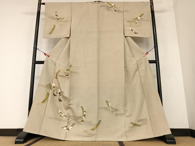 ■■■　サイズ　■■■ 身丈 165.5cm（肩から） 裄丈 65cm 袖丈 50cm　縫込み 4.5cm 袖幅 32.5cm 前幅 26.5cm 後幅 31cm 着物縫いこみ 内揚げ 0cm 裄 お袖側 約2cm　身頃側 約1cm ■■■　商品詳細　■■■ 【正絹】 状態は接写画像のように八掛・衿裏・衿山・後身頃に薄い汚れ、左身八つ口に糸解けがございますが その他特に目立ったシミ汚れなどもなく大変良い状態です。 大変上質な逸品になります。 お安く出品致しますので、是非この機会にいかがでしょうか？ ■■■　注意事項　■■■ ■モニター発色の具合により色合いが異なる場合がございます。 ■寸法は多少の誤差が生じる場合がございますのでご了承ください。 ■縫込みの長さが左右非対称の場合は短い部分を記載しております。 左右非対称であってもご返品・お値引き等の保証は出来かねますので、ご了承の上ご購入をお願い致します。 ■シミ等のチェックには注意を払っておりますが、見落としがある場合もございますし、個人の見解も様々ですので神経質な方のご購入はお控えください。 ■箪笥に入っておりました着物や帯なので畳みシワや匂いがあるものもございます。 ■お休みは基本的に土日祝となりますが、その他臨時でお休みする場合がございますのでご了承ください。 ■商品の発送は平日のみの発送となります。 ■夜間と土曜、日曜日はお問い合わせの回答が遅れる場合がございます。 ■当店では、お直し、紋入れ、お手入れ等は承っておりません。 ■生地の状態（ヤケ、経年劣化等）によってはサイズ直しが出来ない場合がございます。 その点もどうかご了承のうえ、ご購入をお願いいたします。 ■弊社で取り扱う商品は一点ものにつき、時期や在庫状況に応じて金額が変更となる場合がございます。 ■検針は行っておりません。予めご了承いただきますようお願いいたします。 ■【洗える着物】と記載のある商品におきましては、商品お届け後に洗濯を行ってしまってからのご返品にはご対応しかねます。 念の為、専門店でのお手入れをお願いいたします。 ■着物のサイズ目安は下記を参考ください↓ ＜女性着物＞　お端折り次第で＋5?　−10?が着用可能サイズ 　例）身丈170?の場合、身長160?〜175? ＜男性着物＞　身丈＋約25?〜27?程が適応身長 　例）身丈155?の場合、身長180〜182?