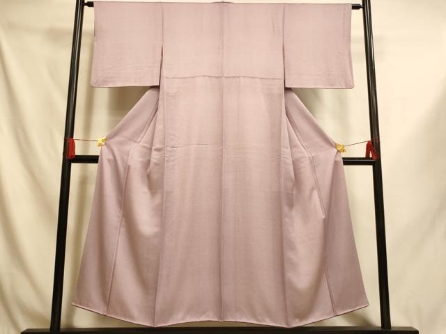 ■■■　サイズ　■■■ 身丈 148cm（肩から） 裄丈 62cm 袖丈 45cm　縫込み 6cm 袖幅 32cm 前幅 22cm 後幅 28cm 着物縫いこみ 内揚げ 8cm 裄 お袖側 約3cm　身頃側 約4cm ■■■　商品詳細　■■■ 【正絹】 詳細に関しましては、画像を添付しておりますのでそちらをご確認ください。 大変上質な逸品になります。 お安く出品致しますので、是非この機会にいかがでしょうか？ ■■■　注意事項　■■■ ■モニター発色の具合により色合いが異なる場合がございます。 ■寸法は多少の誤差が生じる場合がございますのでご了承ください。 ■縫込みの長さが左右非対称の場合は短い部分を記載しております。 左右非対称であってもご返品・お値引き等の保証は出来かねますので、ご了承の上ご購入をお願い致します。 ■シミ等のチェックには注意を払っておりますが、見落としがある場合もございますし、個人の見解も様々ですので神経質な方のご購入はお控えください。 ■箪笥に入っておりました着物や帯なので畳みシワや匂いがあるものもございます。 ■お休みは基本的に土日祝となりますが、その他臨時でお休みする場合がございますのでご了承ください。 ■商品の発送は平日のみの発送となります。 ■夜間と土曜、日曜日はお問い合わせの回答が遅れる場合がございます。 ■当店では、お直し、紋入れ、お手入れ等は承っておりません。 ■生地の状態（ヤケ、経年劣化等）によってはサイズ直しが出来ない場合がございます。 その点もどうかご了承のうえ、ご購入をお願いいたします。 ■弊社で取り扱う商品は一点ものにつき、時期や在庫状況に応じて金額が変更となる場合がございます。 ■検針は行っておりません。予めご了承いただきますようお願いいたします。 ■【洗える着物】と記載のある商品におきましては、商品お届け後に洗濯を行ってしまってからのご返品にはご対応しかねます。 念の為、専門店でのお手入れをお願いいたします。 ■写真に写っている物が全てになります。それ以外の付属品はございませんのでご了承ください。 ■着物のサイズ目安は下記を参考ください↓ ＜女性着物＞　お端折り次第で＋5cm　－1cmが着用可能サイズ 　例）身丈170cmの場合、身長160cm～175cm ＜男性着物＞　身丈＋約25cm～27cm程が適応身長 　例）身丈155cmの場合、身長180～182cm