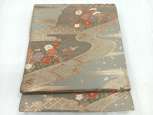 ■■■　サイズ　■■■ 長さ 424cm 幅 31cm程 ■■■　商品詳細　■■■ 【正絹・芯なし】 詳細に関しましては、画像をご確認ください。 大変上質な逸品になります。 お安く出品致しますので、是非この機会にいかがでしょうか？ ※汚れ等に関しましては、着用時には見えない部分になるかと思いますのであまり気にならずお召になれるかと思います。 ■■■　注意事項　■■■ ■モニター発色の具合により色合いが異なる場合がございます。 ■寸法は多少の誤差が生じる場合がございますのでご了承ください。 ■縫込みの長さが左右非対称の場合は短い部分を記載しております。 左右非対称であってもご返品・お値引き等の保証は出来かねますので、ご了承の上ご購入をお願い致します。 ■シミ等のチェックには注意を払っておりますが、見落としがある場合もございますし、個人の見解も様々ですので神経質な方のご購入はお控えください。 ■箪笥に入っておりました着物や帯なので畳みシワや匂いがあるものもございます。 ■お休みは基本的に土日祝となりますが、その他臨時でお休みする場合がございますのでご了承ください。 ■商品の発送は平日のみの発送となります。 ■夜間と土曜、日曜日はお問い合わせの回答が遅れる場合がございます。 ■当店では、お直し、紋入れ、お手入れ等は承っておりません。 ■生地の状態（ヤケ、経年劣化等）によってはサイズ直しが出来ない場合がございます。 その点もどうかご了承のうえ、ご購入をお願いいたします。 ■弊社で取り扱う商品は一点ものにつき、時期や在庫状況に応じて金額が変更となる場合がございます。 ■検針は行っておりません。予めご了承いただきますようお願いいたします。 ■【洗える着物】と記載のある商品におきましては、商品お届け後に洗濯を行ってしまってからのご返品にはご対応しかねます。 念の為、専門店でのお手入れをお願いいたします。 ■着物のサイズ目安は下記を参考ください↓ ＜女性着物＞　お端折り次第で＋5cm　−1cmが着用可能サイズ 　例）身丈170cmの場合、身長160cm〜175cm ＜男性着物＞　身丈＋約25cm〜27cm程が適応身長 　例）身丈155cmの場合、身長180〜182cm