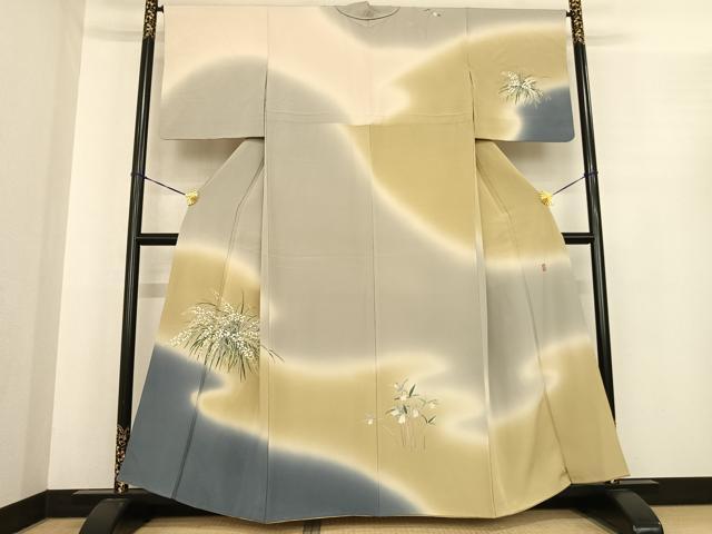 ■■■　サイズ　■■■ 身丈 159cm（肩から） 裄丈 66cm 袖丈 47cm　縫込み 4.5cm 袖幅 33cm 前幅 29cm 後幅 33cm 着物縫いこみ 内揚げ 7cm 裄 お袖側 約3cm　身頃側 約2cm ■■■　商品詳細　■■■ 【正絹】 状態は接写画像のように衿山に薄い汚れがございますが その他特に目立ったシミ汚れなどもなく大変良い状態です。 加賀友禅を制作し続けてきた田村哲彦