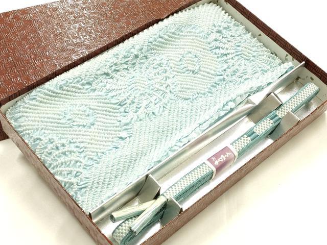 ■■■　商品詳細　■■■ 【未使用】 状態は特に目立ったシミ汚れなどもなく大変良い状態です。 大変上質な逸品になります。 お安く出品致しますので、是非この機会にいかがでしょうか？ ■■■　注意事項　■■■ ■モニター発色の具合により色合いが異なる場合がございます。 ■寸法は多少の誤差が生じる場合がございますのでご了承ください。 ■縫込みの長さが左右非対称の場合は短い部分を記載しております。 左右非対称であってもご返品・お値引き等の保証は出来かねますので、ご了承の上ご購入をお願い致します。 ■シミ等のチェックには注意を払っておりますが、見落としがある場合もございますし、個人の見解も様々ですので神経質な方のご購入はお控えください。 ■箪笥に入っておりました着物や帯なので畳みシワや匂いがあるものもございます。 ■お休みは基本的に土日祝となりますが、その他臨時でお休みする場合がございますのでご了承ください。 ■商品の発送は平日のみの発送となります。 ■夜間と土曜、日曜日はお問い合わせの回答が遅れる場合がございます。 ■当店では、お直し、紋入れ、お手入れ等は承っておりません。 ■生地の状態（ヤケ、経年劣化等）によってはサイズ直しが出来ない場合がございます。 その点もどうかご了承のうえ、ご購入をお願いいたします。 ■弊社で取り扱う商品は一点ものにつき、時期や在庫状況に応じて金額が変更となる場合がございます。 ■検針は行っておりません。予めご了承いただきますようお願いいたします。 ■【洗える着物】と記載のある商品におきましては、商品お届け後に洗濯を行ってしまってからのご返品にはご対応しかねます。 念の為、専門店でのお手入れをお願いいたします。 ■写真に写っている物が全てになります。それ以外の付属品はございませんのでご了承ください。 ■着物のサイズ目安は下記を参考ください↓ ＜女性着物＞　お端折り次第で＋5cm　－1cmが着用可能サイズ 　例）身丈170cmの場合、身長160cm～175cm ＜男性着物＞　身丈＋約25cm～27cm程が適応身長 　例）身丈155cmの場合、身長180～182cm