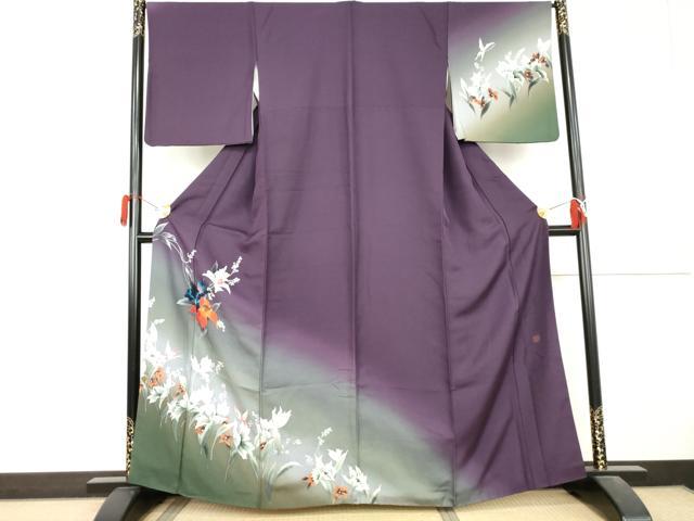 ■■■　サイズ　■■■ 身丈 161.5cm（肩から） 裄丈 66.5cm 袖丈 50.5cm　縫込み 3cm 袖幅 34.5cm 前幅 23.5cm 後幅 29cm 着物縫いこみ 内揚げ 6.5cm 裄 お袖側 約0cm　身頃側 約1.5cm ■■■　商品詳細　■■■ 【正絹】 状態は接写画像のように衿山に薄い汚れがございますが その他特に目立ったシミ汚れなどもなく大変良い状態です。 大変上質な逸品になります。 お安く出品致しますので、是非この機会にいかがでしょうか？ ■■■　注意事項　■■■ ■モニター発色の具合により色合いが異なる場合がございます。 ■寸法は多少の誤差が生じる場合がございますのでご了承ください。 ■縫込みの長さが左右非対称の場合は短い部分を記載しております。 左右非対称であってもご返品・お値引き等の保証は出来かねますので、ご了承の上ご購入をお願い致します。 ■シミ等のチェックには注意を払っておりますが、見落としがある場合もございますし、個人の見解も様々ですので神経質な方のご購入はお控えください。 ■箪笥に入っておりました着物や帯なので畳みシワや匂いがあるものもございます。 ■お休みは基本的に土日祝となりますが、その他臨時でお休みする場合がございますのでご了承ください。 ■商品の発送は平日のみの発送となります。 ■夜間と土曜、日曜日はお問い合わせの回答が遅れる場合がございます。 ■当店では、お直し、紋入れ、お手入れ等は承っておりません。 ■生地の状態（ヤケ、経年劣化等）によってはサイズ直しが出来ない場合がございます。 その点もどうかご了承のうえ、ご購入をお願いいたします。 ■弊社で取り扱う商品は一点ものにつき、時期や在庫状況に応じて金額が変更となる場合がございます。 ■検針は行っておりません。予めご了承いただきますようお願いいたします。 ■【洗える着物】と記載のある商品におきましては、商品お届け後に洗濯を行ってしまってからのご返品にはご対応しかねます。 念の為、専門店でのお手入れをお願いいたします。 ■写真に写っている物が全てになります。それ以外の付属品はございませんのでご了承ください。 ■状態に関する写真につきましては、掲載可能な写真枚数に限りがあるため、各箇所につき1枚参考画像を掲載しております。 ■着物のサイズ目安は下記を参考ください↓ ＜女性着物＞　お端折り次第で＋5cm　−1cmが着用可能サイズ 　例）身丈170cmの場合、身長160cm〜175cm ＜男性着物＞　身丈＋約25cm〜27cm程が適応身長 　例）身丈155cmの場合、身長180〜182cm