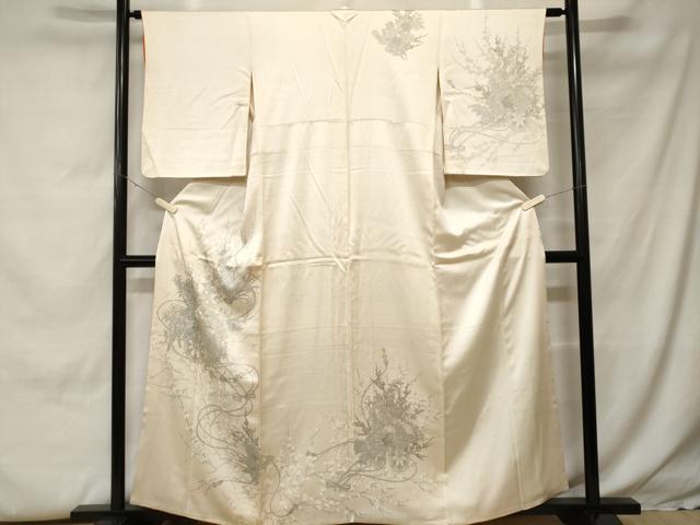 ■■■　サイズ　■■■ 身丈 157cm（肩から） 裄丈 63cm 袖丈 52cm　縫込み 3cm 袖幅 33cm 前幅 23cm 後幅 28cm 着物縫いこみ 内揚げ 8cm 裄 お袖側 約2cm　身頃側 約4cm ■■■　商品詳細　■■■ 【正絹】 状態は画像を添付しておりますので、そちらをご確認下さいますよう宜しくお願い致します。 大変上質な逸品になりますのでぜひお手入れをされてお召しになられてはいかがでしょうか。 お安く出品致しますので、是非この機会にいかがでしょうか？ ■■■　注意事項　■■■ ■モニター発色の具合により色合いが異なる場合がございます。 ■寸法は多少の誤差が生じる場合がございますのでご了承ください。 ■縫込みの長さが左右非対称の場合は短い部分を記載しております。 左右非対称であってもご返品・お値引き等の保証は出来かねますので、ご了承の上ご購入をお願い致します。 ■シミ等のチェックには注意を払っておりますが、見落としがある場合もございますし、個人の見解も様々ですので神経質な方のご購入はお控えください。 ■箪笥に入っておりました着物や帯なので畳みシワや匂いがあるものもございます。 ■お休みは基本的に土日祝となりますが、その他臨時でお休みする場合がございますのでご了承ください。 ■商品の発送は平日のみの発送となります。 ■夜間と土曜、日曜日はお問い合わせの回答が遅れる場合がございます。 ■当店では、お直し、紋入れ、お手入れ等は承っておりません。 ■生地の状態（ヤケ、経年劣化等）によってはサイズ直しが出来ない場合がございます。 その点もどうかご了承のうえ、ご購入をお願いいたします。 ■弊社で取り扱う商品は一点ものにつき、時期や在庫状況に応じて金額が変更となる場合がございます。 ■検針は行っておりません。予めご了承いただきますようお願いいたします。 ■【洗える着物】と記載のある商品におきましては、商品お届け後に洗濯を行ってしまってからのご返品にはご対応しかねます。 念の為、専門店でのお手入れをお願いいたします。 ■写真に写っている物が全てになります。それ以外の付属品はございませんのでご了承ください。 ■着物のサイズ目安は下記を参考ください↓ ＜女性着物＞　お端折り次第で＋5cm　－1cmが着用可能サイズ 　例）身丈170cmの場合、身長160cm～175cm ＜男性着物＞　身丈＋約25cm～27cm程が適応身長 　例）身丈155cmの場合、身長180～182cm