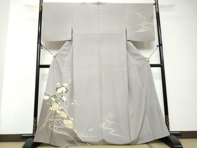 ■■■　サイズ　■■■ 身丈 163cm（肩から） 裄丈 67cm 袖丈 49cm　縫込み 7cm 袖幅 34.5cm 前幅 26cm 後幅 30cm 着物縫いこみ 内揚げ 11cm 裄 お袖側 約3cm　身頃側 約4cm ■■■　商品詳細　■■■ 【正絹】 状態は特に目立ったシミ汚れなどもなく大変良い状態です。 大変上質な逸品になります。 お安く出品致しますので、是非この機会にいかがでしょうか？ ■■■　注意事項　■■■ ■モニター発色の具合により色合いが異なる場合がございます。 ■寸法は多少の誤差が生じる場合がございますのでご了承ください。 ■縫込みの長さが左右非対称の場合は短い部分を記載しております。 左右非対称であってもご返品・お値引き等の保証は出来かねますので、ご了承の上ご購入をお願い致します。 ■シミ等のチェックには注意を払っておりますが、見落としがある場合もございますし、個人の見解も様々ですので神経質な方のご購入はお控えください。 ■箪笥に入っておりました着物や帯なので畳みシワや匂いがあるものもございます。 ■お休みは基本的に土日祝となりますが、その他臨時でお休みする場合がございますのでご了承ください。 ■商品の発送は平日のみの発送となります。 ■夜間と土曜、日曜日はお問い合わせの回答が遅れる場合がございます。 ■当店では、お直し、紋入れ、お手入れ等は承っておりません。 ■生地の状態（ヤケ、経年劣化等）によってはサイズ直しが出来ない場合がございます。 その点もどうかご了承のうえ、ご購入をお願いいたします。 ■弊社で取り扱う商品は一点ものにつき、時期や在庫状況に応じて金額が変更となる場合がございます。 ■検針は行っておりません。予めご了承いただきますようお願いいたします。 ■【洗える着物】と記載のある商品におきましては、商品お届け後に洗濯を行ってしまってからのご返品にはご対応しかねます。 念の為、専門店でのお手入れをお願いいたします。 ■写真に写っている物が全てになります。それ以外の付属品はございませんのでご了承ください。 ■状態に関する写真につきましては、掲載可能な写真枚数に限りがあるため、各箇所につき1枚参考画像を掲載しております。 ■着物のサイズ目安は下記を参考ください↓ ＜女性着物＞　お端折り次第で＋5cm　－1cmが着用可能サイズ 　例）身丈170cmの場合、身長160cm～175cm ＜男性着物＞　身丈＋約25cm～27cm程が適応身長 　例）身丈155cmの場合、身長180～182cm