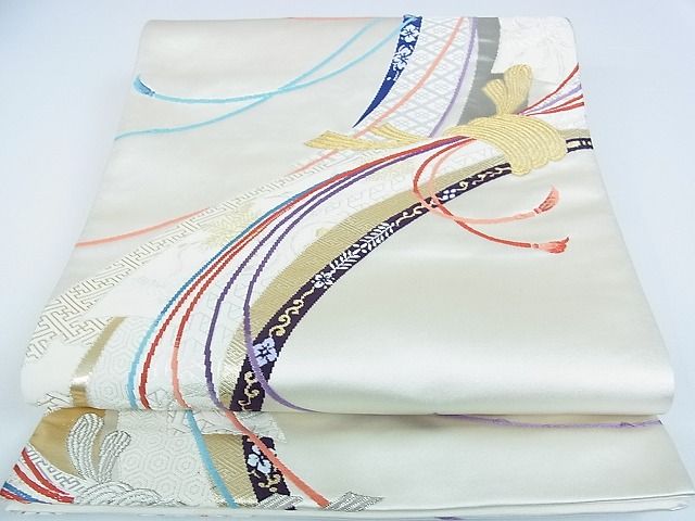 ■■■　サイズ　■■■ 長さ 440cm 幅 30.5cm程 ■■■　商品詳細　■■■ 【正絹】 状態は接写画像のように 裏地に薄い汚れがございますが その他表地は特に目立ったシミ汚れなどもなく大変良い状態です。 着用時には見えない部分になりますのであまり気にならずお召になれるかと思います。 大変上質な逸品になります。 お安く出品致しますので、是非この機会にいかがでしょうか？ ■■■　注意事項　■■■ ■モニター発色の具合により色合いが異なる場合がございます。 ■寸法は多少の誤差が生じる場合がございますのでご了承ください。 ■縫込みの長さが左右非対称の場合は短い部分を記載しております。 左右非対称であってもご返品・お値引き等の保証は出来かねますので、ご了承の上ご購入をお願い致します。 ■シミ等のチェックには注意を払っておりますが、見落としがある場合もございますし、個人の見解も様々ですので神経質な方のご購入はお控えください。 ■箪笥に入っておりました着物や帯なので畳みシワや匂いがあるものもございます。 ■お休みは基本的に土日祝となりますが、その他臨時でお休みする場合がございますのでご了承ください。 ■商品の発送は平日のみの発送となります。 ■夜間と土曜、日曜日はお問い合わせの回答が遅れる場合がございます。 ■当店では、お直し、紋入れ、お手入れ等は承っておりません。 ■生地の状態（ヤケ、経年劣化等）によってはサイズ直しが出来ない場合がございます。 その点もどうかご了承のうえ、ご購入をお願いいたします。 ■弊社で取り扱う商品は一点ものにつき、時期や在庫状況に応じて金額が変更となる場合がございます。 ■検針は行っておりません。予めご了承いただきますようお願いいたします。 ■【洗える着物】と記載のある商品におきましては、商品お届け後に洗濯を行ってしまってからのご返品にはご対応しかねます。 念の為、専門店でのお手入れをお願いいたします。 ■着物のサイズ目安は下記を参考ください↓ ＜女性着物＞　お端折り次第で＋5cm　−1cmが着用可能サイズ 　例）身丈170cmの場合、身長160cm〜175cm ＜男性着物＞　身丈＋約25cm〜27cm程が適応身長 　例）身丈155cmの場合、身長180〜182cm