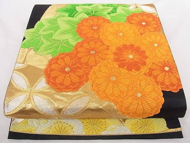 ■■■　サイズ　■■■ 長さ 418cm 幅 30cm程 ■■■　商品詳細　■■■ 【正絹・関西仕立て】 状態は接写画像のように 柄止まりに薄い汚れがございますが その他特に目立ったシミ汚れなどもなく大変良い状態です。 着用時には見えない部分になりますので あまり気にならずお召になれるかと思います。 大変上質な逸品になります。 お安く出品致しますので、是非この機会にいかがでしょうか？ ■■■　注意事項　■■■ ■モニター発色の具合により色合いが異なる場合がございます。 ■寸法は多少の誤差が生じる場合がございますのでご了承ください。 ■縫込みの長さが左右非対称の場合は短い部分を記載しております。 左右非対称であってもご返品・お値引き等の保証は出来かねますので、ご了承の上ご購入をお願い致します。 ■シミ等のチェックには注意を払っておりますが、見落としがある場合もございますし、個人の見解も様々ですので神経質な方のご購入はお控えください。 ■箪笥に入っておりました着物や帯なので畳みシワや匂いがあるものもございます。 ■お休みは基本的に土日祝となりますが、その他臨時でお休みする場合がございますのでご了承ください。 ■商品の発送は平日のみの発送となります。 ■夜間と土曜、日曜日はお問い合わせの回答が遅れる場合がございます。 ■当店では、お直し、紋入れ、お手入れ等は承っておりません。 ■生地の状態（ヤケ、経年劣化等）によってはサイズ直しが出来ない場合がございます。 その点もどうかご了承のうえ、ご購入をお願いいたします。 ■弊社で取り扱う商品は一点ものにつき、時期や在庫状況に応じて金額が変更となる場合がございます。 ■検針は行っておりません。予めご了承いただきますようお願いいたします。 ■【洗える着物】と記載のある商品におきましては、商品お届け後に洗濯を行ってしまってからのご返品にはご対応しかねます。 念の為、専門店でのお手入れをお願いいたします。 ■着物のサイズ目安は下記を参考ください↓ ＜女性着物＞　お端折り次第で＋5cm　−1cmが着用可能サイズ 　例）身丈170cmの場合、身長160cm〜175cm ＜男性着物＞　身丈＋約25cm〜27cm程が適応身長 　例）身丈155cmの場合、身長180〜182cm