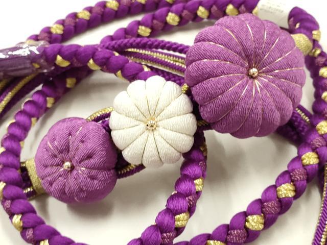 ■■■　サイズ　■■■ 長さ　約156cm（房を除く） ■■■　商品詳細　■■■ 【正絹・未使用】 状態は参考画像のように糸よれ、糸飛び出しがございます。 大変上質な逸品になります。 お安く出品致しますので、是非この機会にいかがでしょうか？ ■■■　注意事項　■■■ ■モニター発色の具合により色合いが異なる場合がございます。 ■寸法は多少の誤差が生じる場合がございますのでご了承ください。 ■縫込みの長さが左右非対称の場合は短い部分を記載しております。 左右非対称であってもご返品・お値引き等の保証は出来かねますので、ご了承の上ご購入をお願い致します。 ■シミ等のチェックには注意を払っておりますが、見落としがある場合もございますし、個人の見解も様々ですので神経質な方のご購入はお控えください。 ■箪笥に入っておりました着物や帯なので畳みシワや匂いがあるものもございます。 ■お休みは基本的に土日祝となりますが、その他臨時でお休みする場合がございますのでご了承ください。 ■商品の発送は平日のみの発送となります。 ■夜間と土曜、日曜日はお問い合わせの回答が遅れる場合がございます。 ■当店では、お直し、紋入れ、お手入れ等は承っておりません。 ■生地の状態（ヤケ、経年劣化等）によってはサイズ直しが出来ない場合がございます。 その点もどうかご了承のうえ、ご購入をお願いいたします。 ■弊社で取り扱う商品は一点ものにつき、時期や在庫状況に応じて金額が変更となる場合がございます。 ■検針は行っておりません。予めご了承いただきますようお願いいたします。 ■【洗える着物】と記載のある商品におきましては、商品お届け後に洗濯を行ってしまってからのご返品にはご対応しかねます。 念の為、専門店でのお手入れをお願いいたします。 ■着物のサイズ目安は下記を参考ください↓ ＜女性着物＞　お端折り次第で＋5cm　−1cmが着用可能サイズ 　例）身丈170cmの場合、身長160cm〜175cm ＜男性着物＞　身丈＋約25cm〜27cm程が適応身長 　例）身丈155cmの場合、身長180〜182cm