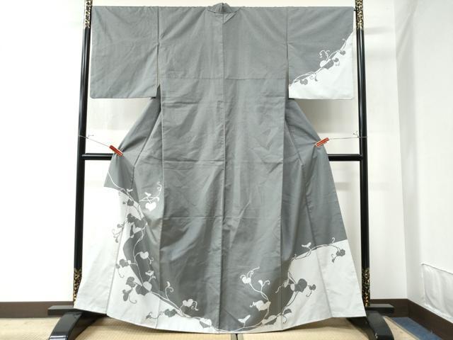 ■■■　サイズ　■■■ 身丈 164cm（肩から） 裄丈 68cm 袖丈 49cm　縫込み 4cm 袖幅 34cm 前幅 26cm 後幅 30cm 着物縫いこみ 内揚げ 6cm 裄 お袖側 約3cm　身頃側 約1.5cm ■■■　商品詳細　■■■ 【正絹】 状態は接写画像のように上前・衿山に汚れがございますが その他特に目立ったシミ汚れなどもなく大変良い状態です。 大変上質な逸品になります。 お安く出品致しますので、是非この機会にいかがでしょうか？ ■■■　注意事項　■■■ ■モニター発色の具合により色合いが異なる場合がございます。 ■寸法は多少の誤差が生じる場合がございますのでご了承ください。 ■シミ等のチェックには注意を払っておりますが、見落としがある場合もございますし、個人の見解も様々ですので神経質な方のご購入はお控えください。 ■箪笥に入っておりました着物や帯なので畳みシワや匂いがあるものもございます。 ■お休みは基本的に土日祝となりますが、その他臨時でお休みする場合がございますのでご了承ください。 ■商品の発送は平日のみの発送となります。 ■夜間と土曜、日曜日はお問い合わせの回答が遅れる場合がございます。 ■当店では、お直し、紋入れ、お手入れ等は承っておりません。 ■生地の状態（ヤケ、経年劣化等）によってはサイズ直しが出来ない場合がございます。 その点もどうかご了承のうえ、ご購入をお願いいたします。 ■着物のサイズ目安は下記を参考ください↓ ＜女性着物＞　身長-10cm+5cmが着用可能サイズ(お端折り次第) 　例）身長160cmの方→着物身丈150cm〜165cm ＜男性着物＞　身長-27cm ±5cmが着用可能サイズ 　例）身長170cmの方→着物身丈138cm〜148cm