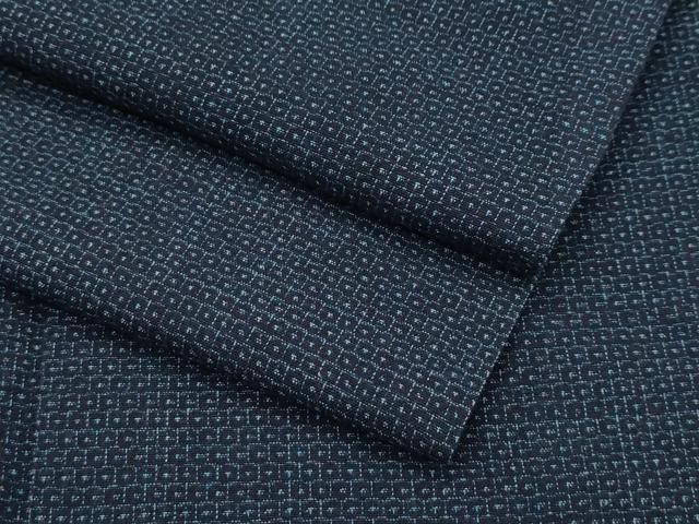 ■■■　サイズ　■■■ 身丈 152cm（肩から） 裄丈 69.5cm 袖丈 48cm 袖幅 34cm 前幅 25cm 後幅 30.5cm 着物縫いこみ 内揚げ 2cm 裄 お袖側 約 0cm　身頃側 約 0cm ■■■　商品詳細　■■■ 【木綿】 状態は特に目立ったシミ汚れなどもなく大変良い状態です。 大島紬の気分を木綿で味わえるというほど、 絹と見まちがうようなしなやかさは、綿織物の中で最高の格をもちます。 綿薩摩は一反織るのに半年かかるといいます。 ずっと触れていたいと思ってしまうような大変滑らかな手触りで、 素朴な温かみが感じられます。 大変上質な極上の逸品になります。 お安く出品致しますので、是非この機会にいかがでしょうか？ ■■■　注意事項　■■■ ■モニター発色の具合により色合いが異なる場合がございます。 ■寸法は多少の誤差が生じる場合がございますのでご了承ください。 ■縫込みの長さが左右非対称の場合は短い部分を記載しております。 左右非対称であってもご返品・お値引き等の保証は出来かねますので、ご了承の上ご購入をお願い致します。 ■シミ等のチェックには注意を払っておりますが、見落としがある場合もございますし、個人の見解も様々ですので神経質な方のご購入はお控えください。 ■箪笥に入っておりました着物や帯なので畳みシワや匂いがあるものもございます。 ■お休みは基本的に土日祝となりますが、その他臨時でお休みする場合がございますのでご了承ください。 ■商品の発送は平日のみの発送となります。 ■夜間と土曜、日曜日はお問い合わせの回答が遅れる場合がございます。 ■当店では、お直し、紋入れ、お手入れ等は承っておりません。 ■生地の状態（ヤケ、経年劣化等）によってはサイズ直しが出来ない場合がございます。 その点もどうかご了承のうえ、ご購入をお願いいたします。 ■弊社で取り扱う商品は一点ものにつき、時期や在庫状況に応じて金額が変更となる場合がございます。 ■検針は行っておりません。予めご了承いただきますようお願いいたします。 ■【洗える着物】と記載のある商品におきましては、商品お届け後に洗濯を行ってしまってからのご返品にはご対応しかねます。 念の為、専門店でのお手入れをお願いいたします。 ■写真に写っている物が全てになります。 それ以外の付属品はございませんのでご了承ください。 ■状態に関する写真につきましては、掲載可能な写真枚数に限りがあるため、 各箇所につき1枚参考画像を掲載しております。 ■着物のサイズ目安は下記を参考ください↓ ＜女性着物＞　お端折り次第で＋5cm　－10cmが着用可能サイズ 　例）身丈170cmの場合、身長160cm～175cm ＜男性着物＞　身丈＋約25cm～27cm程が適応身長 　例）身丈155cmの場合、身長180cm～182cm